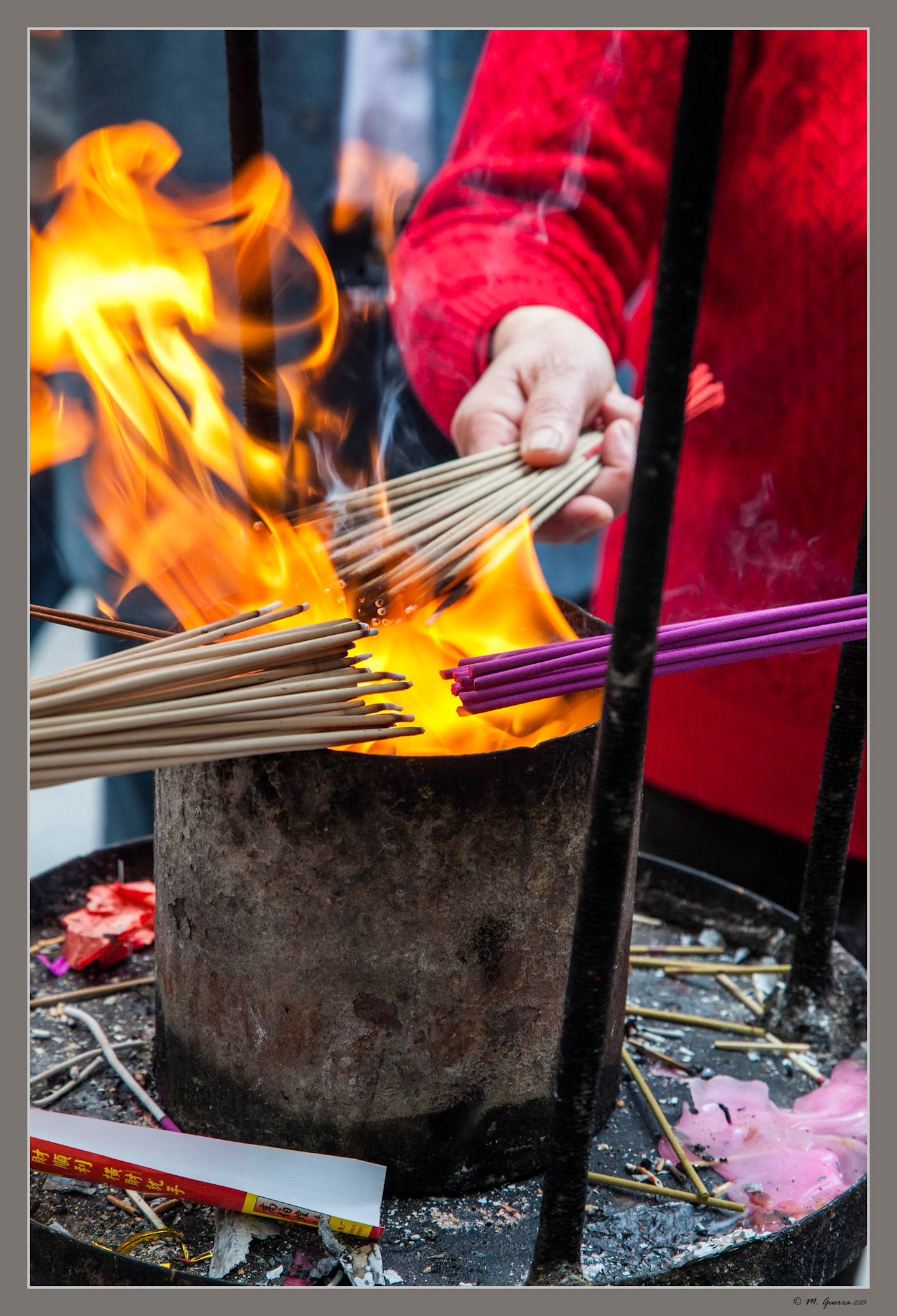 Fuego ceremonial en un templo de Hangzhou. Ampliar