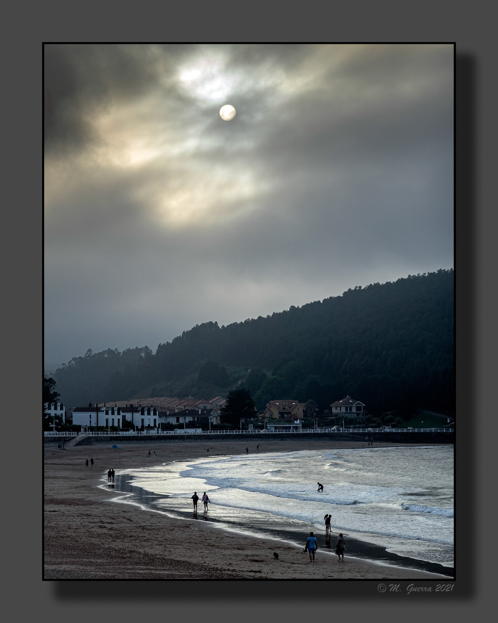 El sol colándose por las nubes en la bahía de Ribadesella