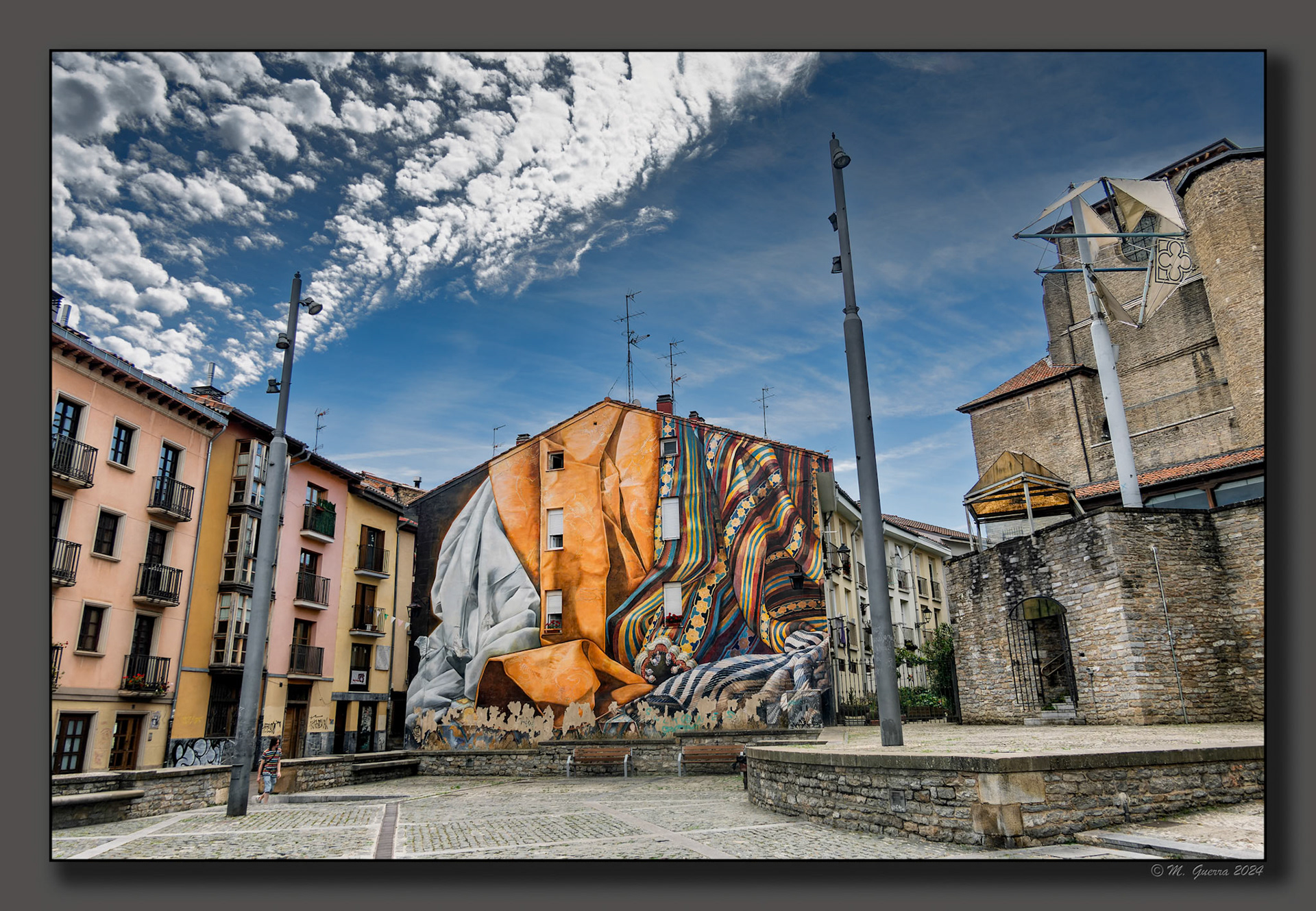 Plazoleta al lado de la Catedral vieja de Vitoria con una pintada en una casa