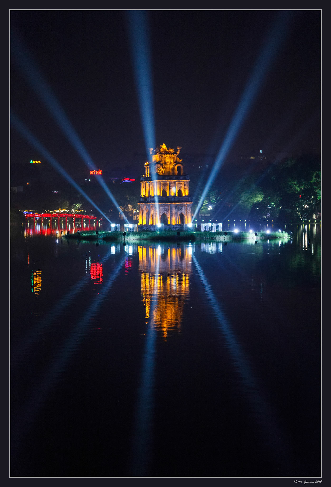 Pagoda en el centro del lago en el parque de Hanoi. Ampliar