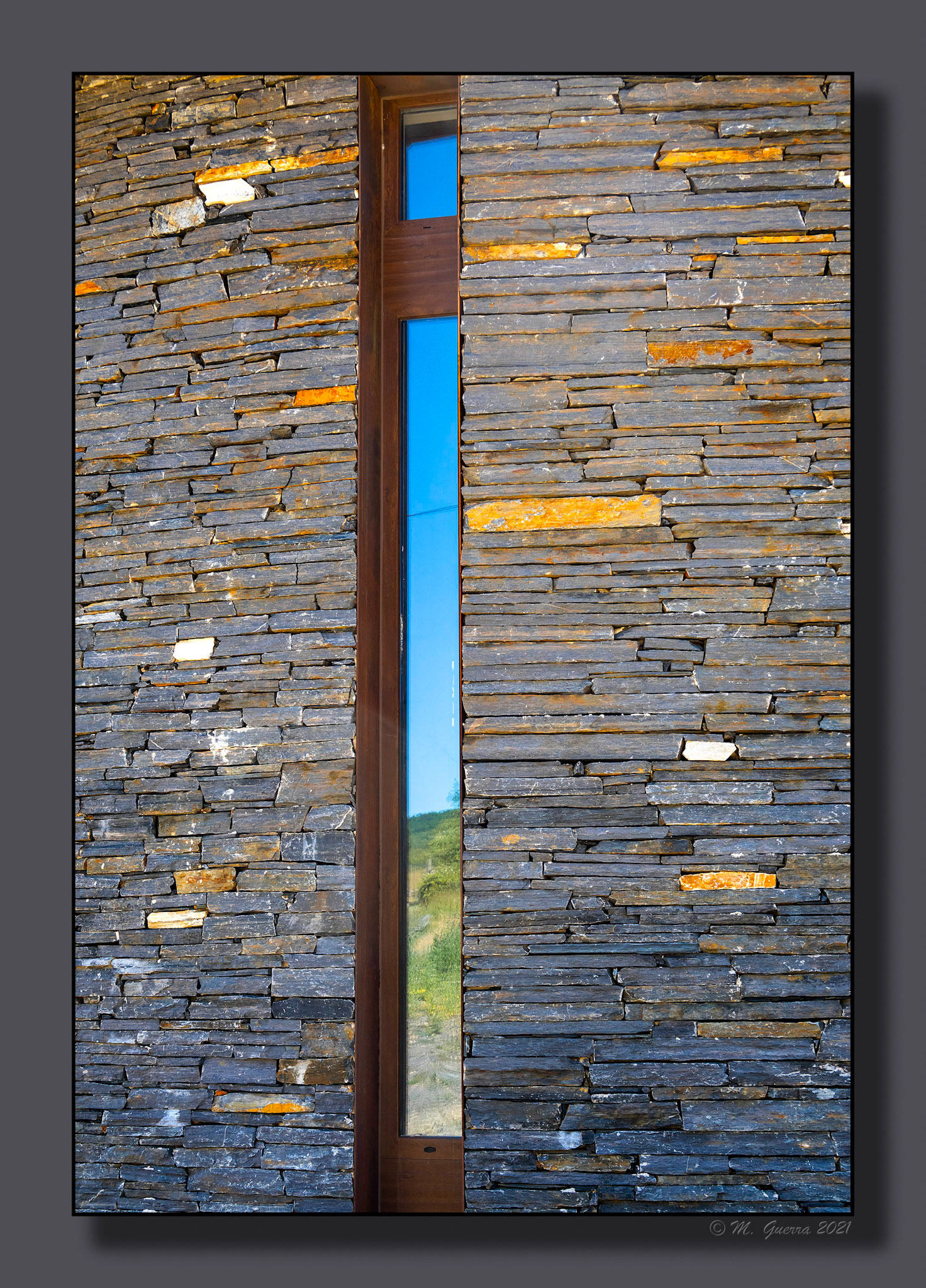 Ventana vertical alargada en una casa de el Muyo