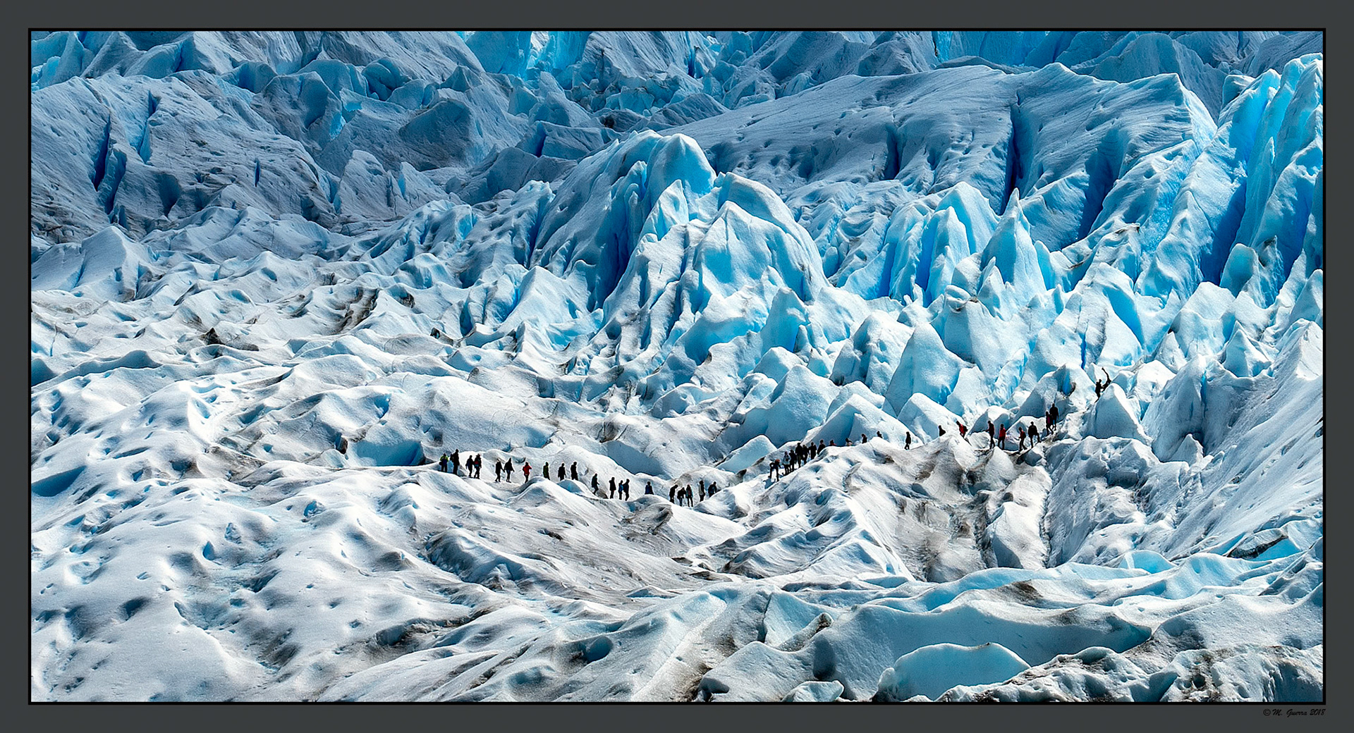 grupo de trekking en el glaciar Perito Moreno. Ampliar. 100ASA