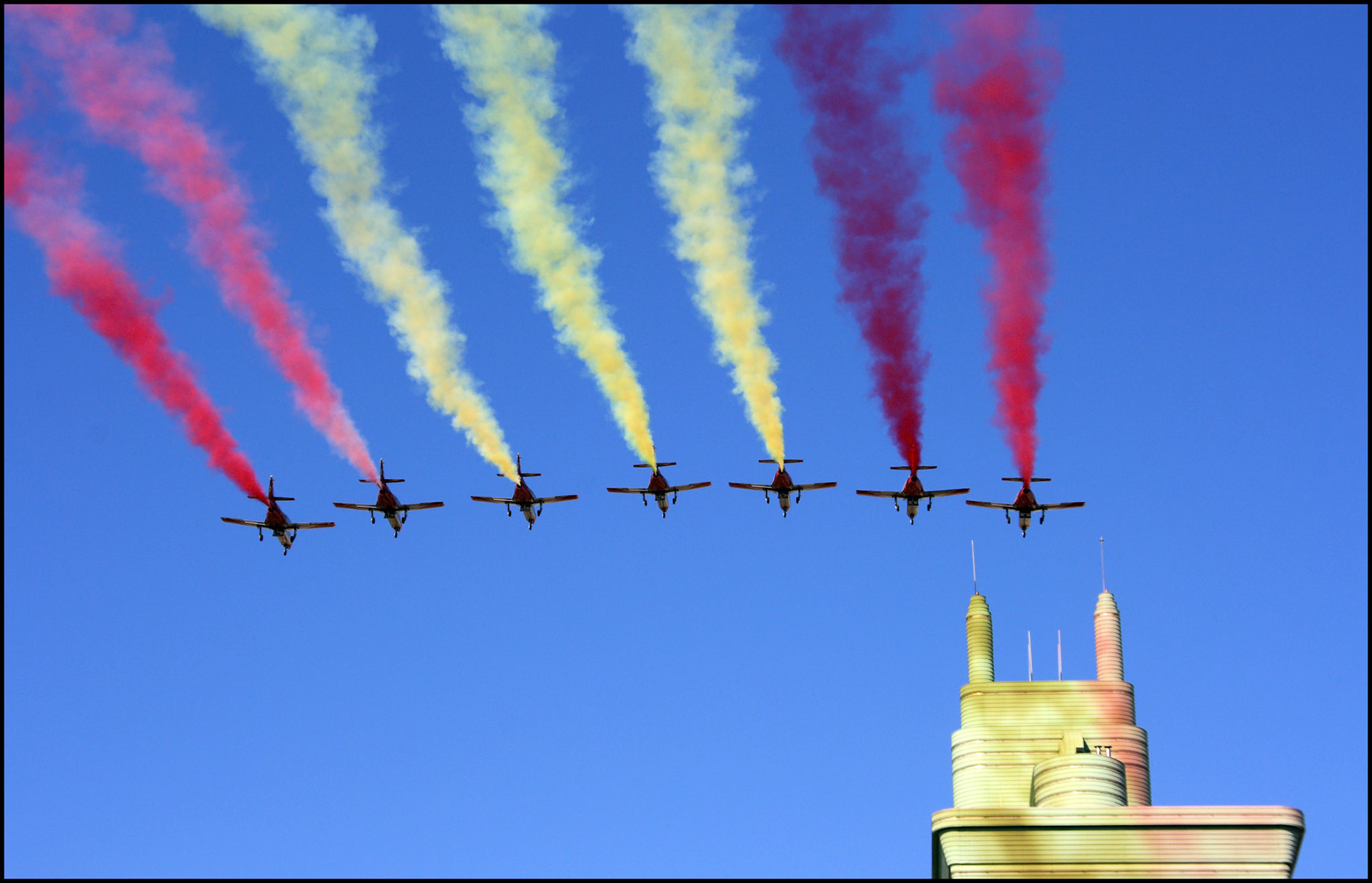 La patrulla Aguila en el desfile de las Fuerzas Armadas en Madrid. Ampliar
