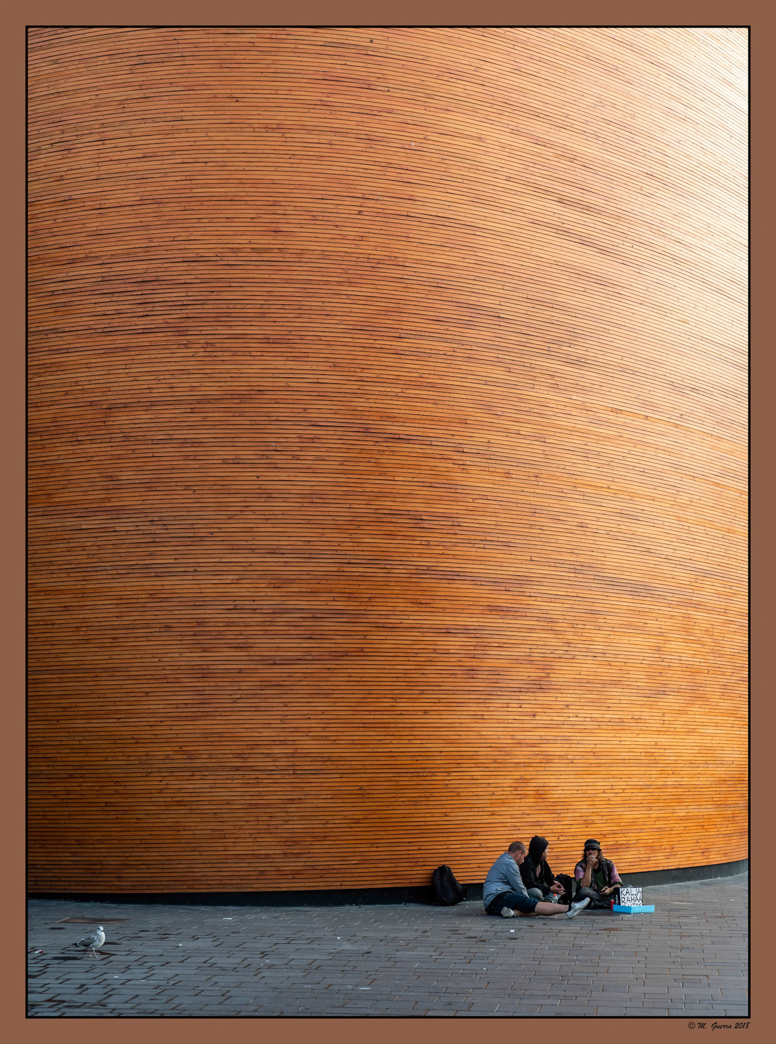 Estructura con forma de madera en una plaza de Helsinki. Ampliar