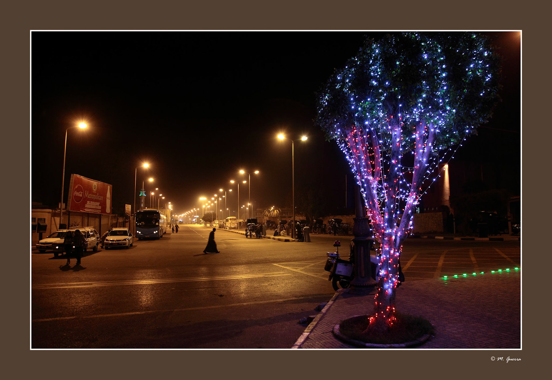Luxor de noche, con adornos navideños (para los turistas, claro). Ampliar