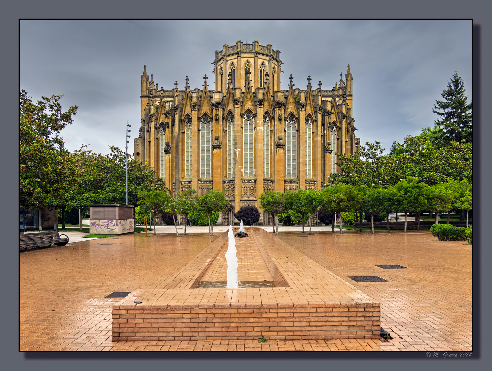 Fuente con cocodrilo en un parque de Vitoria y la Catedral nueva