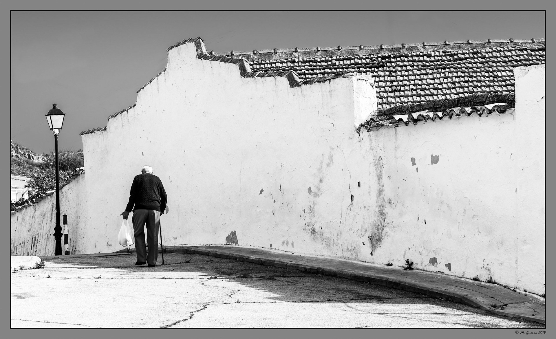 Anciano con bastón en Fuentidueña de Tajo. Ampliar