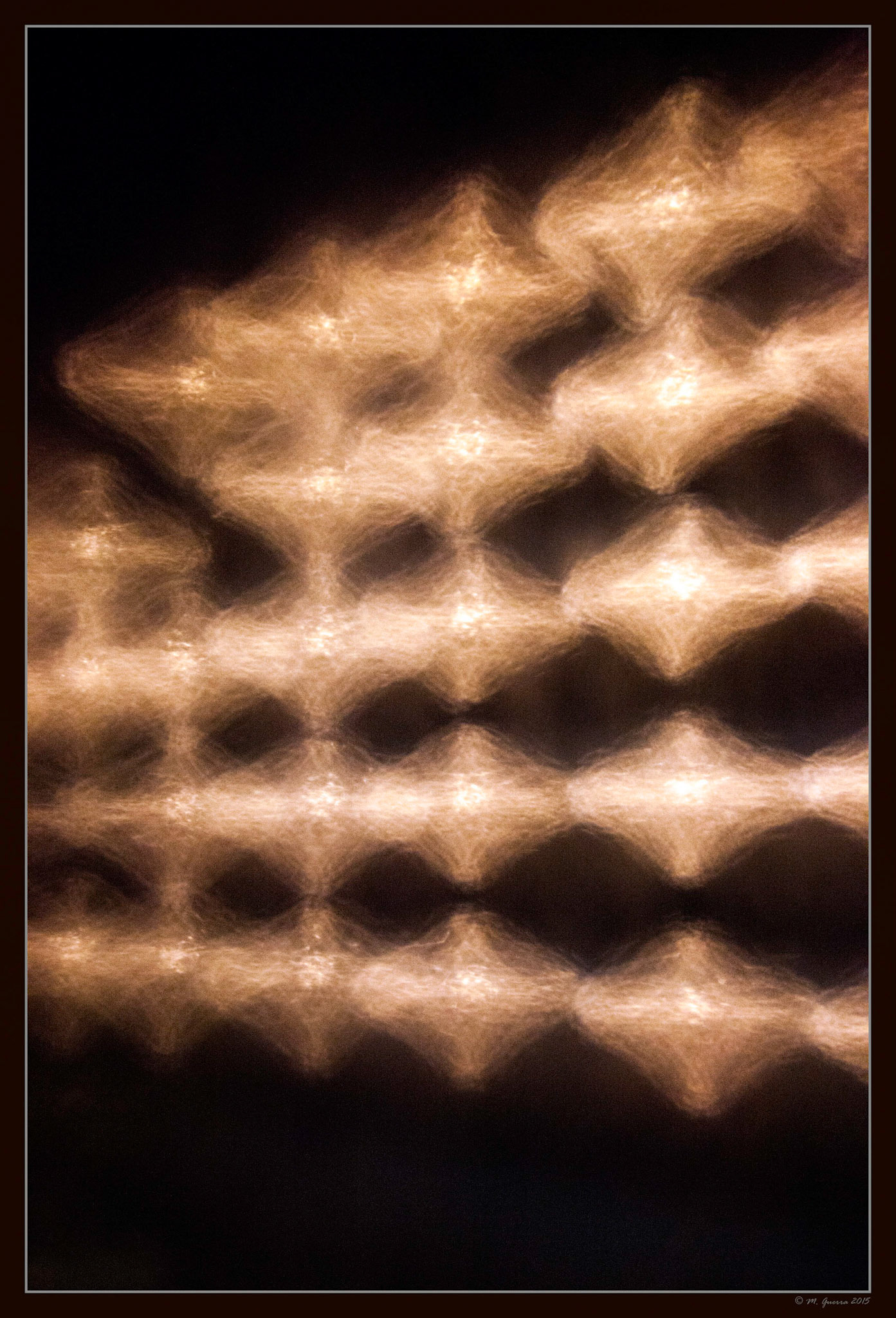 Reflejos en la pared del hotel de Calpe. Ampliar