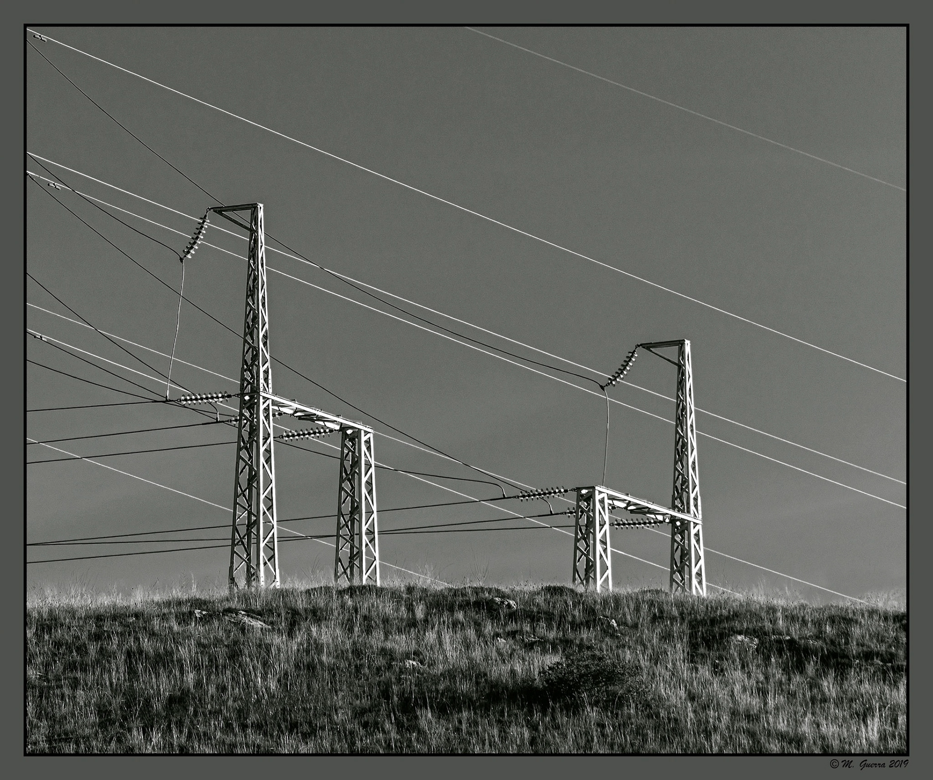 Torretas de electricidad con forma de silla en Olmeda de las Fuentes. Ampliar