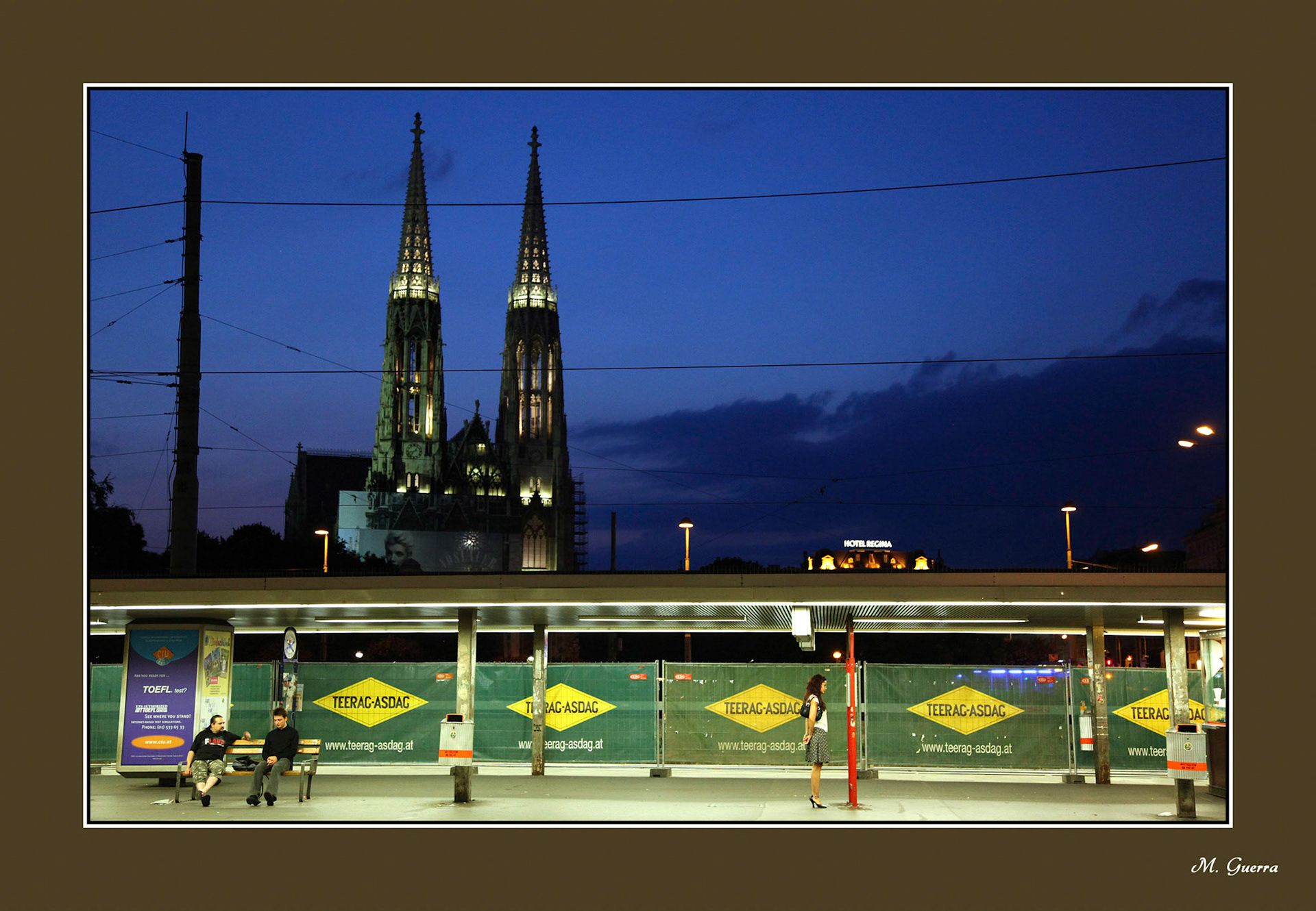 Parada de tranvía en Viena, con las torres del ayuntamiento detrás. Ampliar. iStock posible