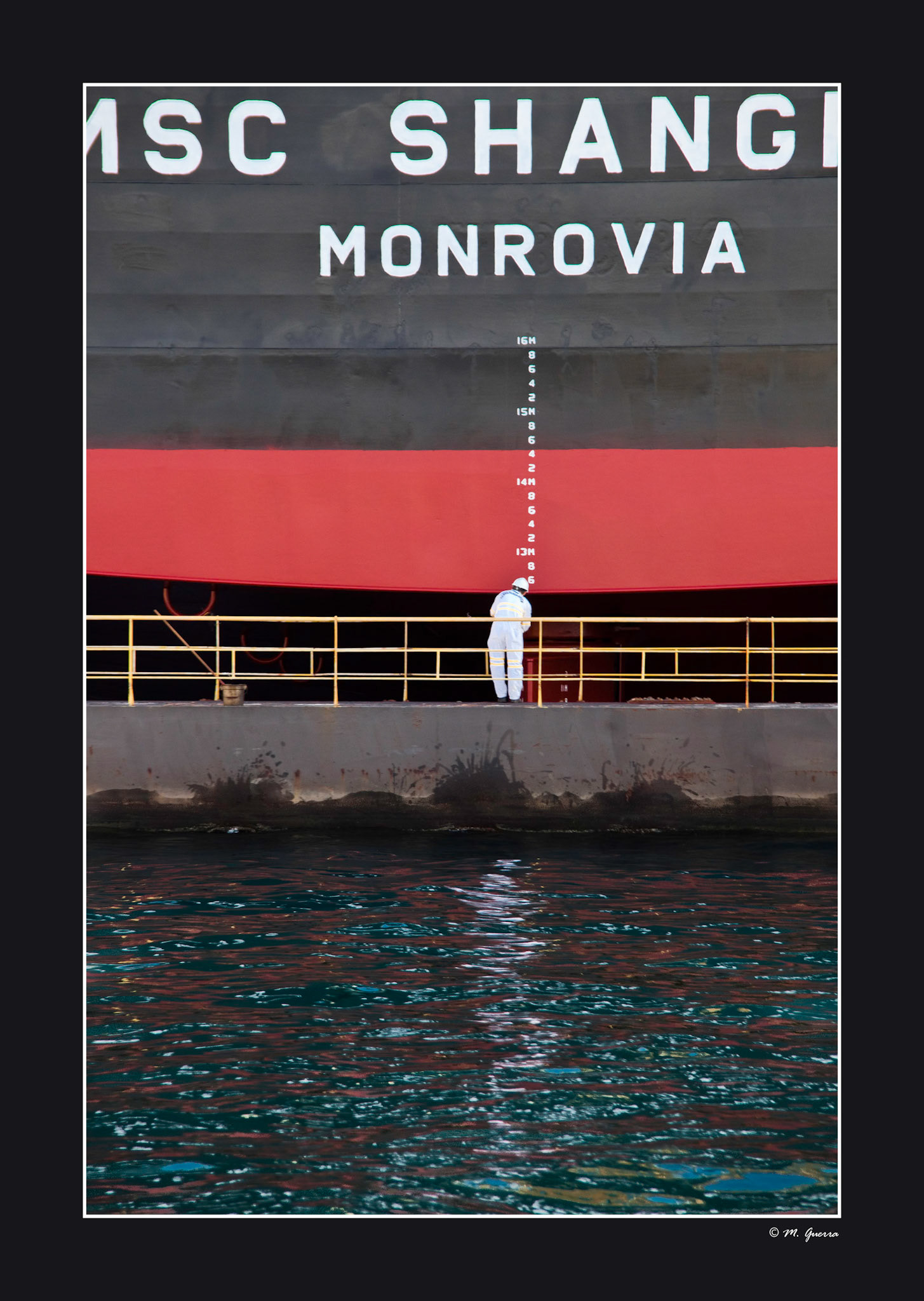 Un obrero realizando trabajos de pintura en un carguero atracado en el puerto de La Valeta, Malta. Ampliar