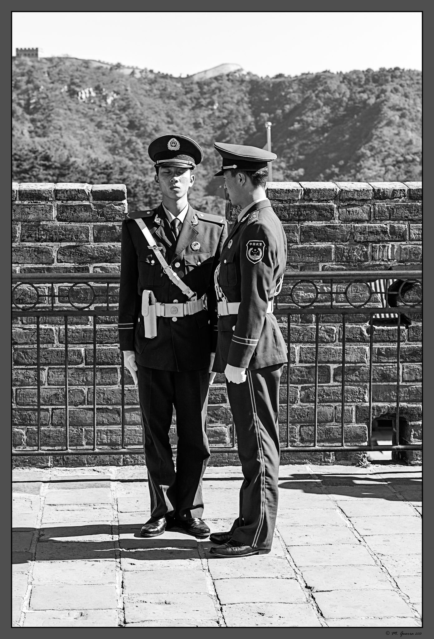 Un soldado siendo aleccionado en La Gran Muralla  en Badaling. Ampliar