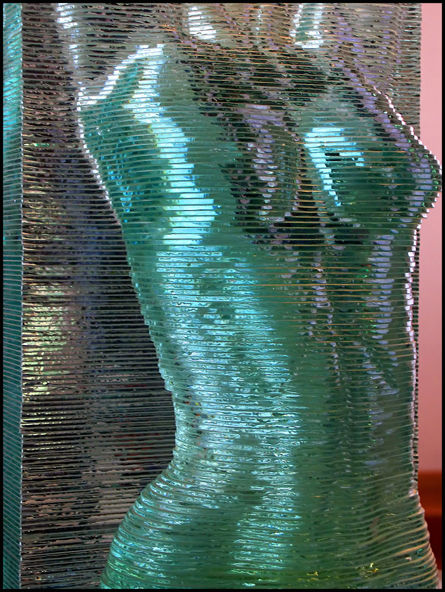 Escultura de vidrio de una mujer en la Real Fábrica de Vidrio de la Granja. Ampliar