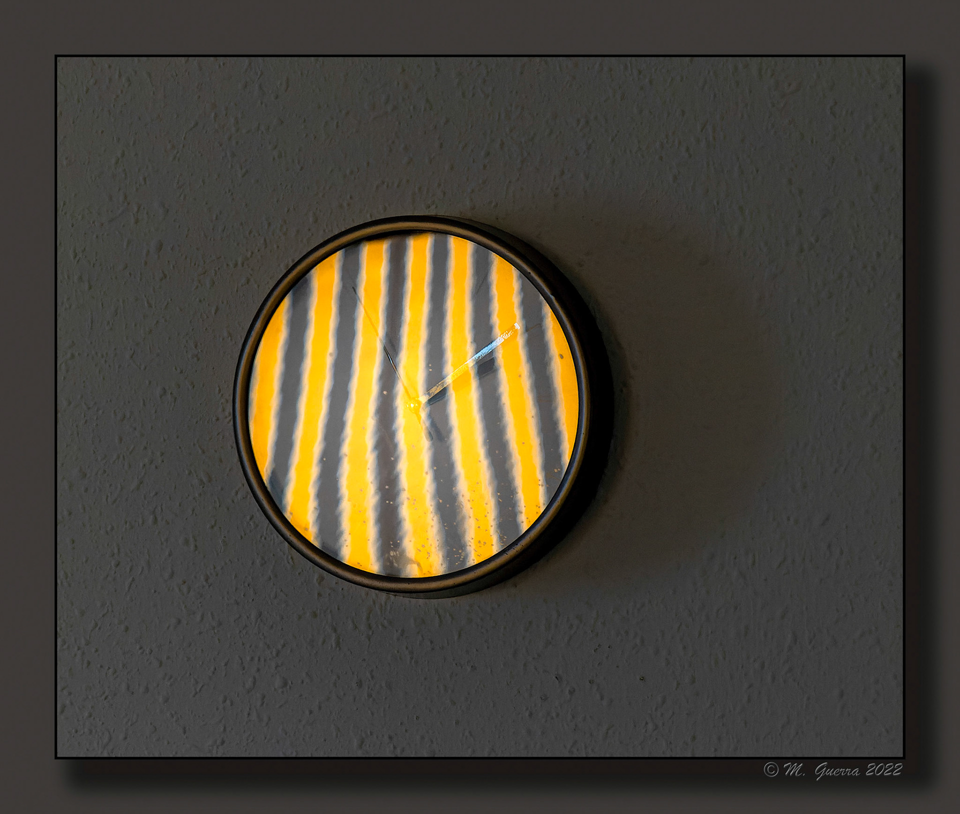 Reflejo en un reloj de pared en Calpe