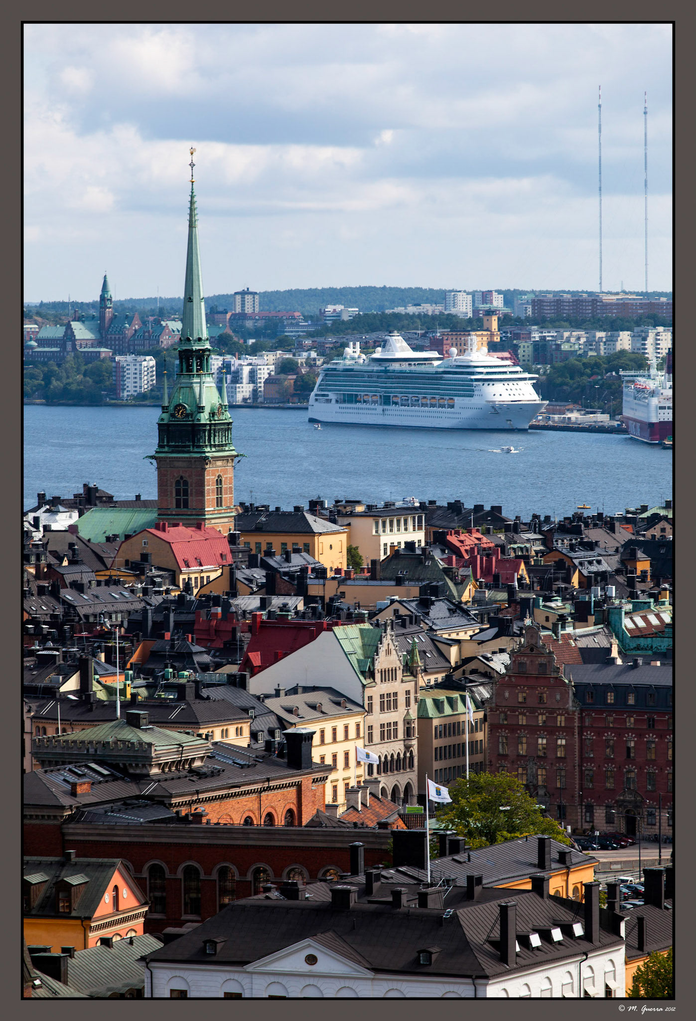 Ferry del báltico y la isla de Gamla Stan desde el ayuntamiento de Estocolmo. Ampliar