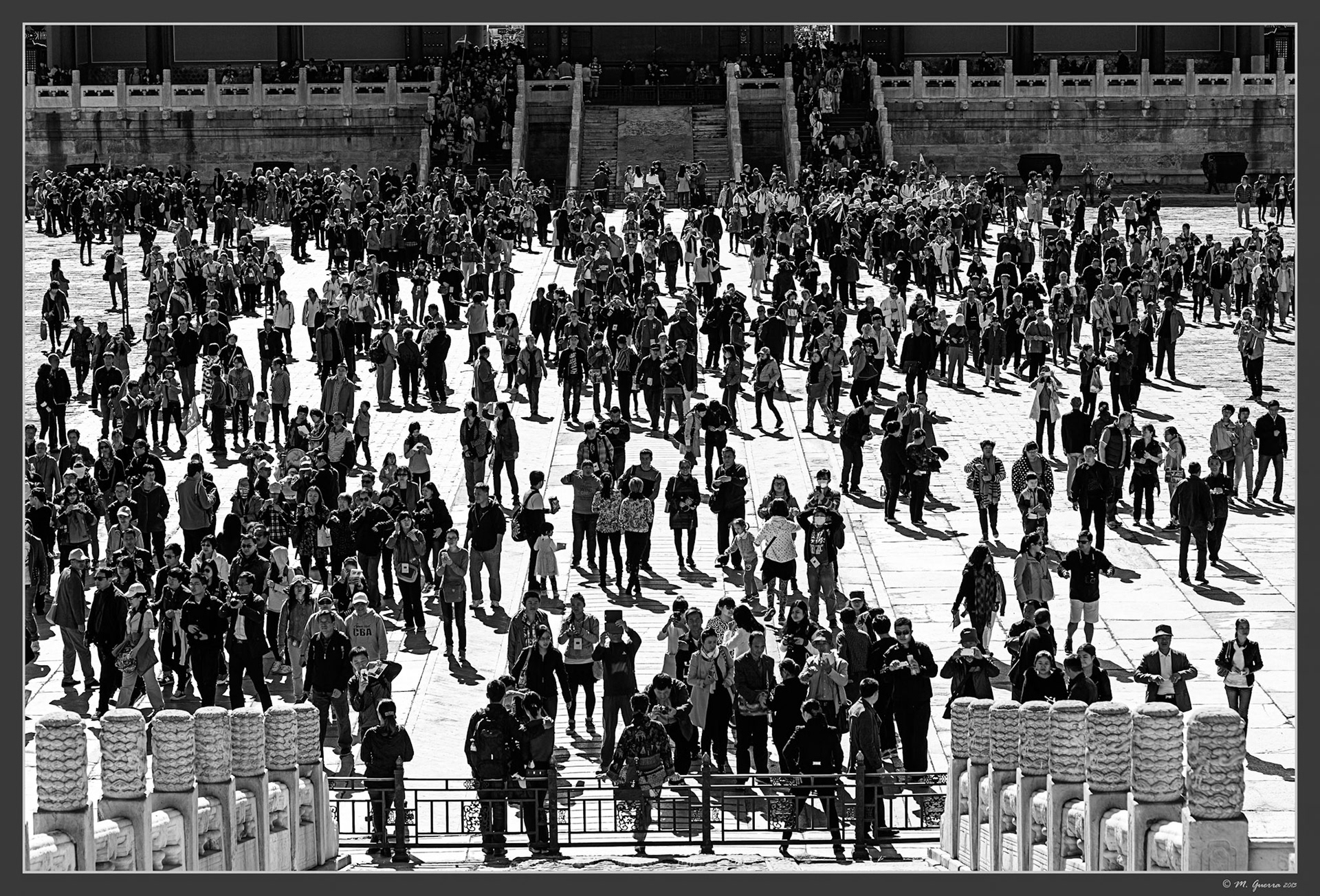 Muchedumbre de turistas en la Ciudad Prohibida de Beijing. Ampliar. 100ASA