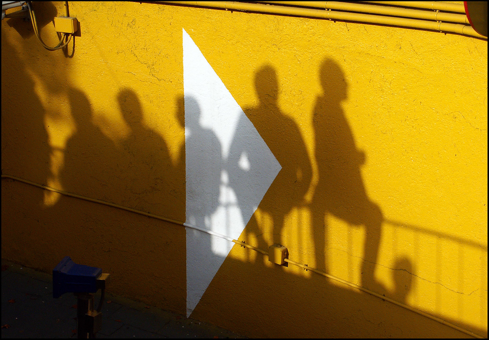 Sombras de espectadores en el desfile de las fuerzas armadas en Madrid. Ampliar
