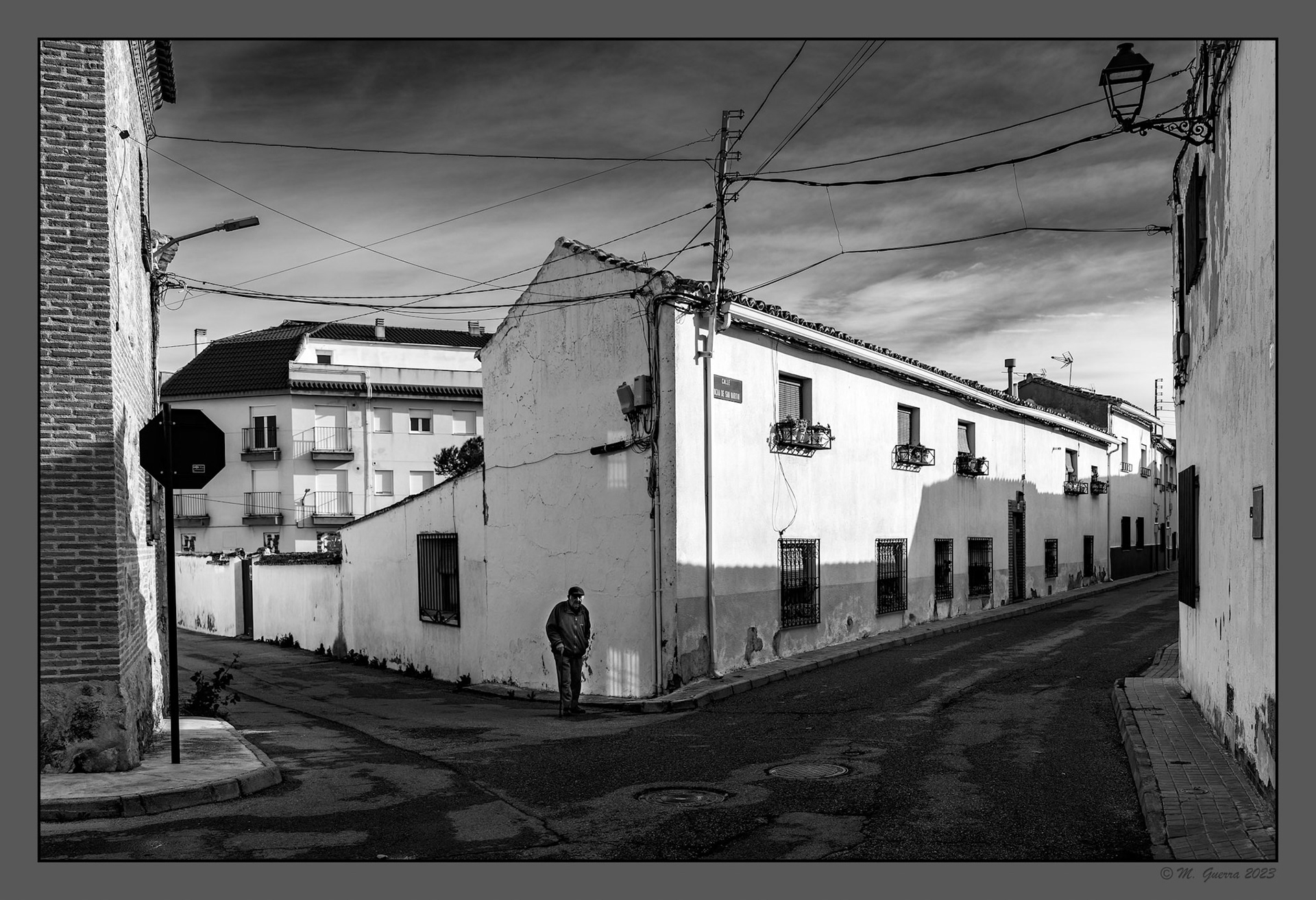 Cruce de calles con un hombre con bastón en Ocaña