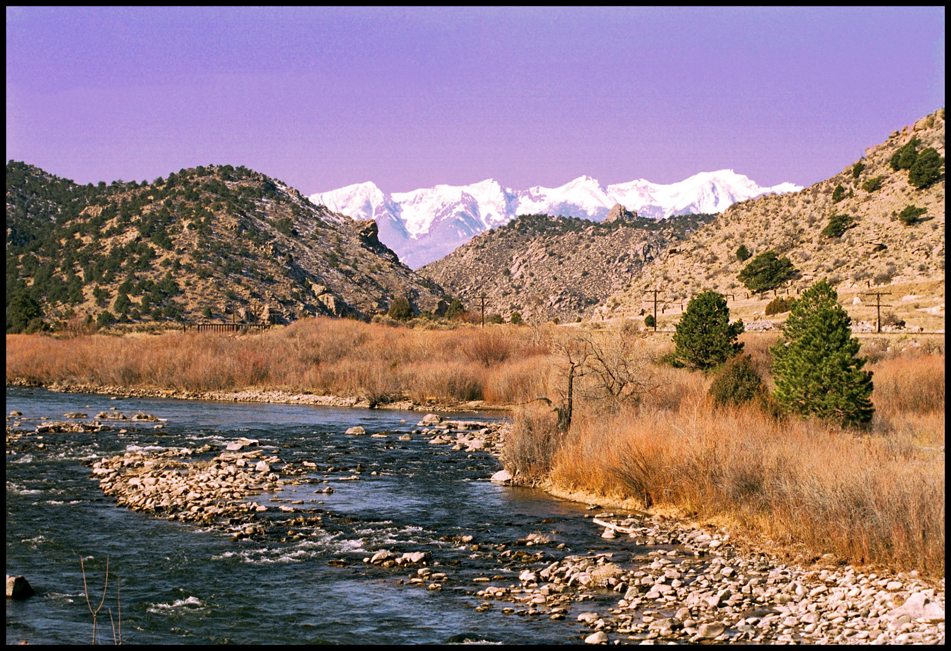 Río en Las montañas Rocosas en Colorado. Ampliar. 100ASA