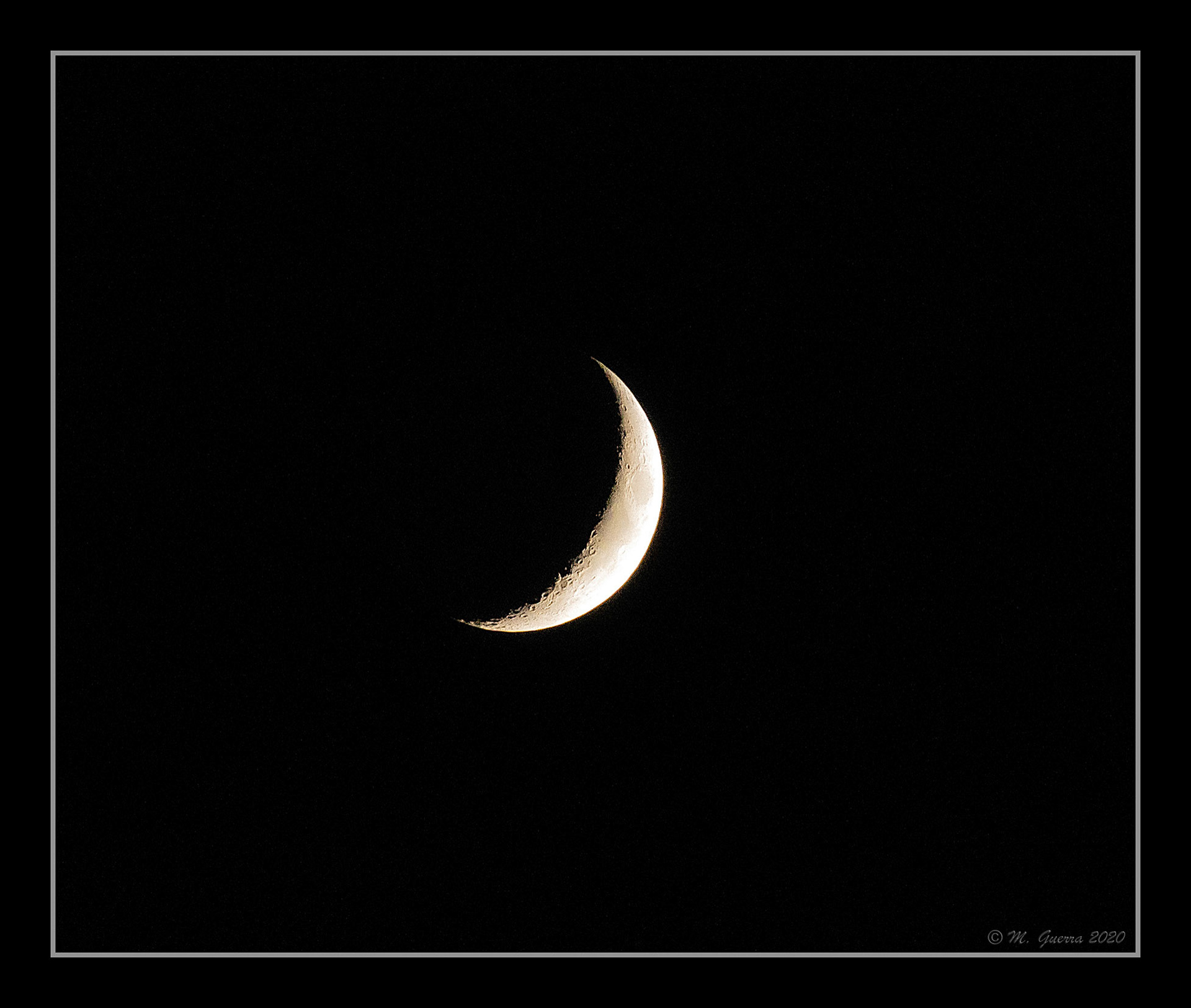 La luna creciente en Muga. Ampliar