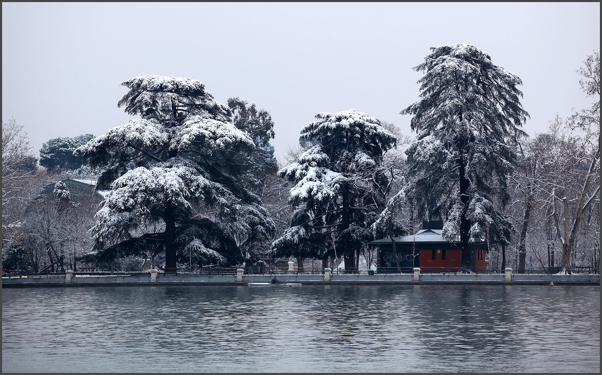El estanque de El parque del Retiro de Madrid con nieve. Ampliar. 100ASA