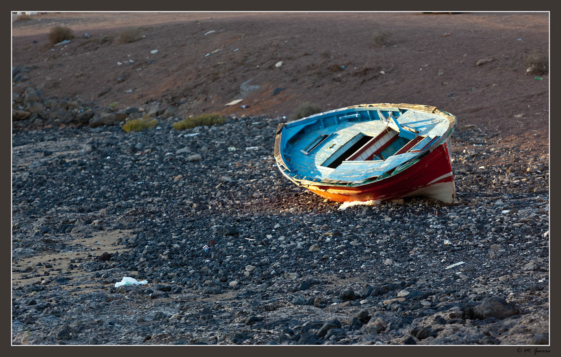 Barca de pesca abandonada en una playa de Costa Teguise en Lanzarote. Ampliar