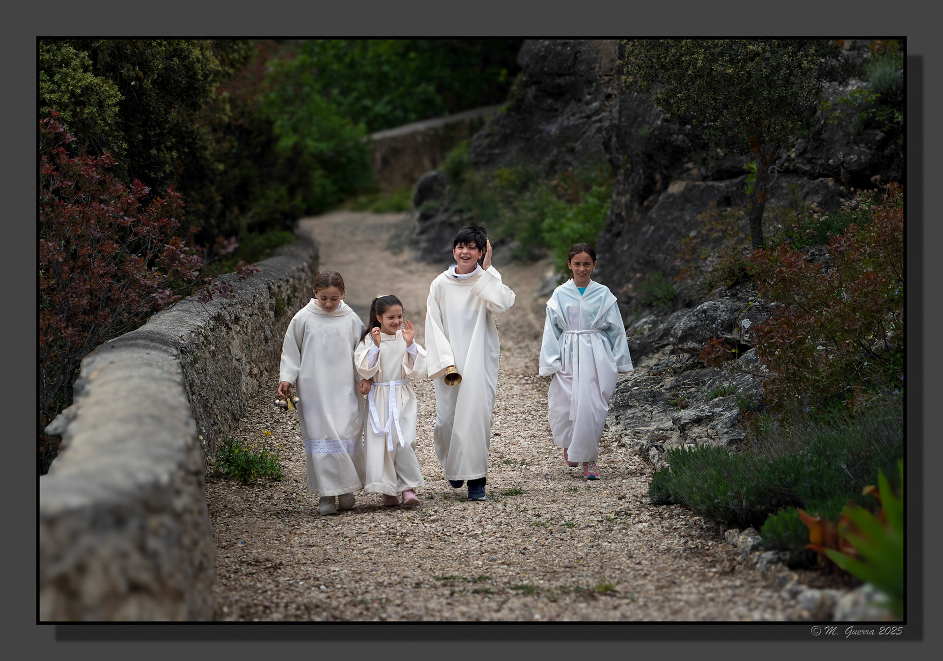 Grupo de niños con túnicas blancas en la ermita del Madroñal