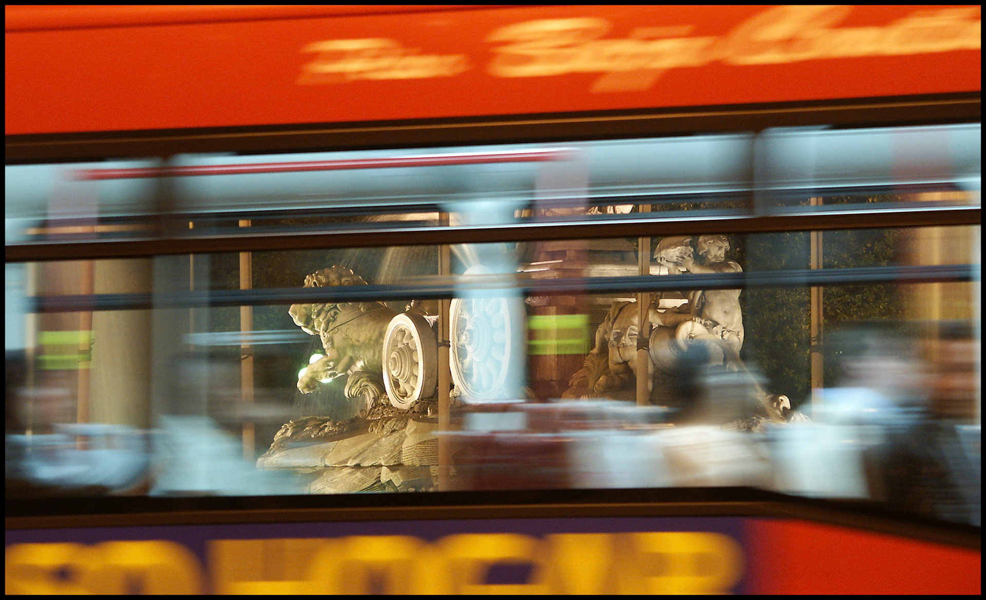 La estatua de la Cibeles en Madrid a través de las ventanas de un autobús. Ampliar