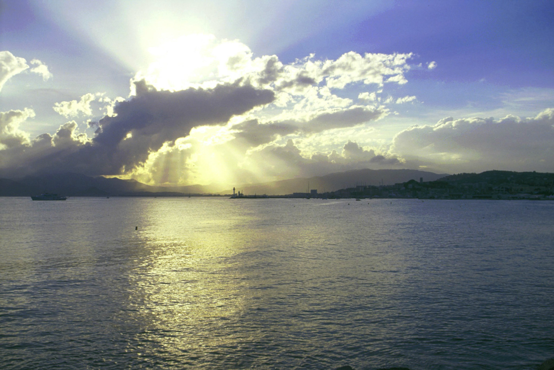 La bahía de Cannes, Francia. Ampliar