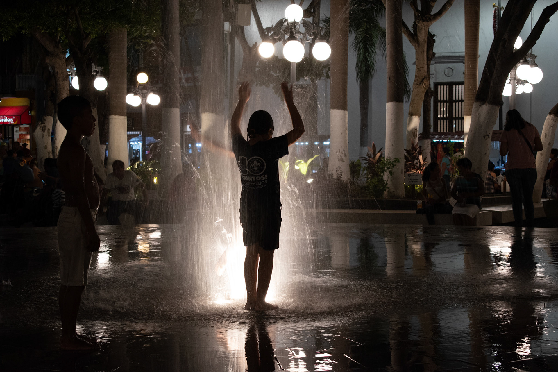 Silueta niño a contraluz