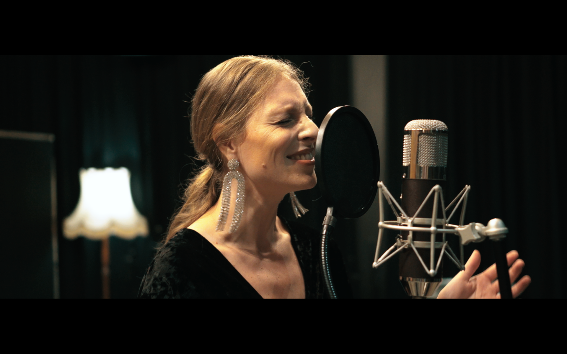 Julia Dory music video