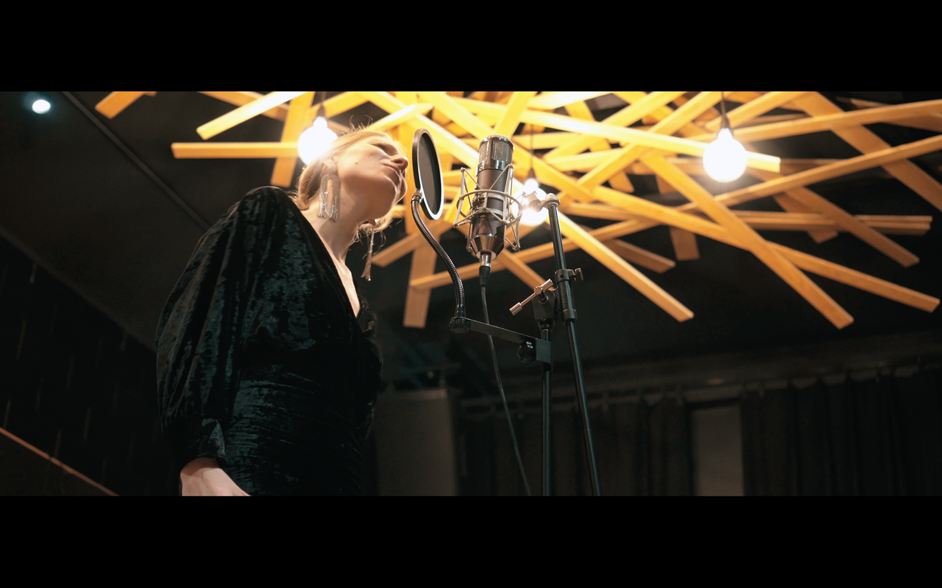 Julia Dory Music video