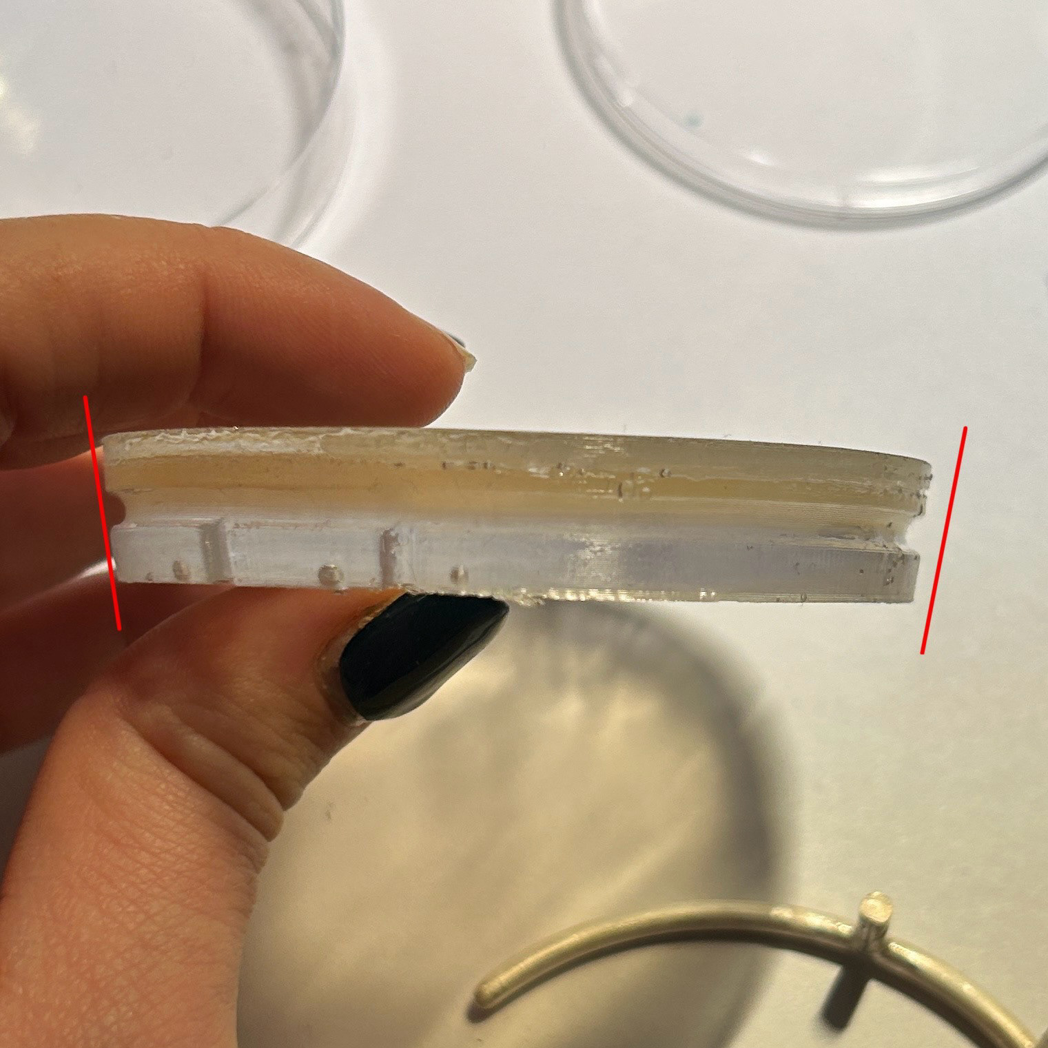 Showing the shrinkage of the UV resin