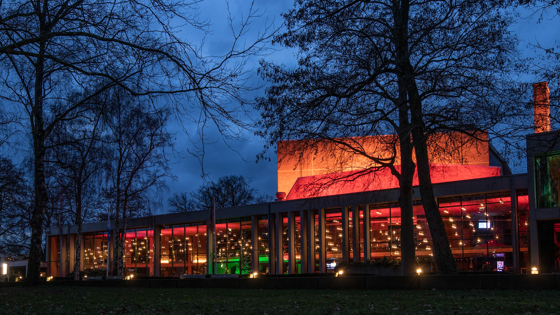 Schouwburg Orpheus Apeldoorn feestelijk verlicht