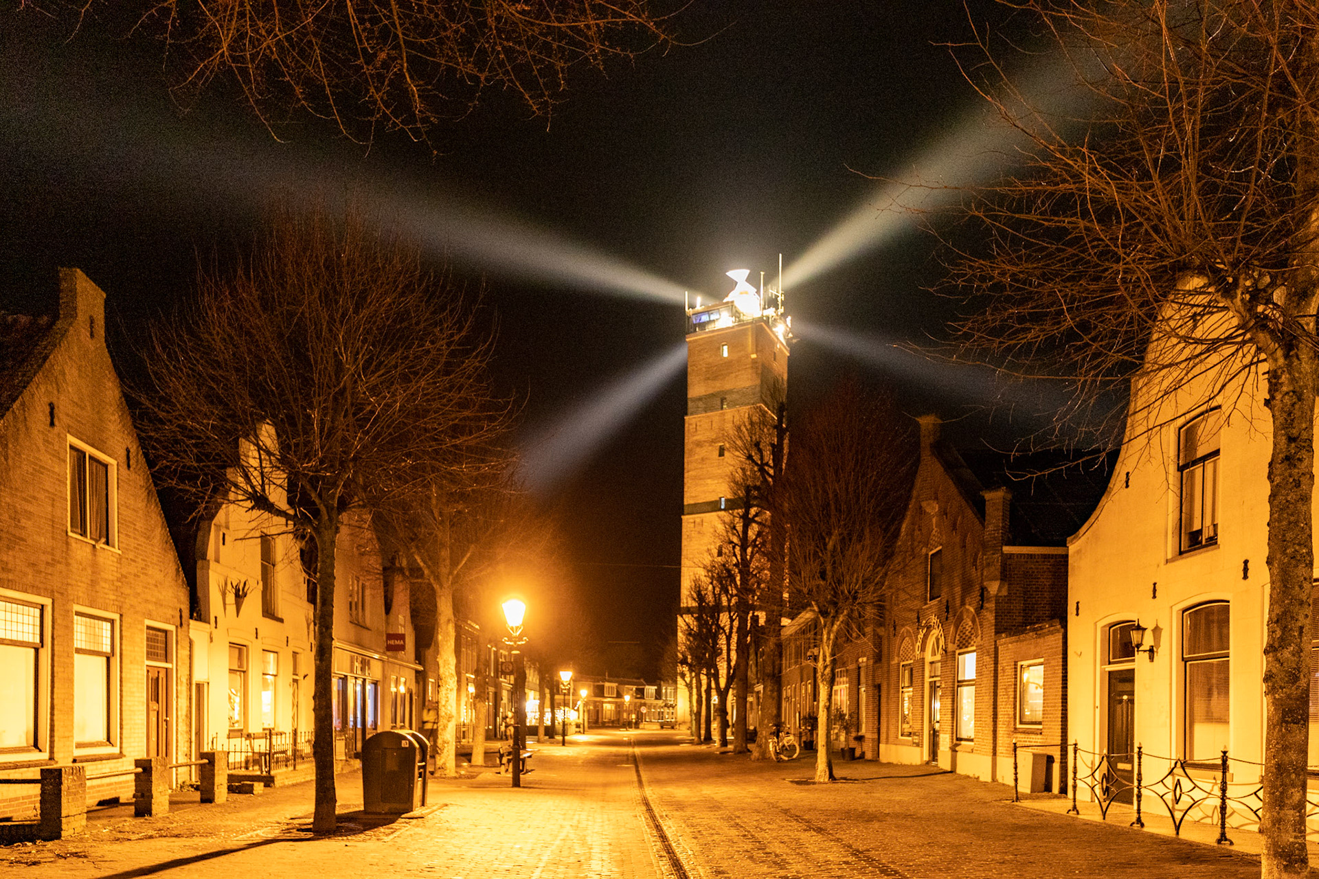 De Brandaris boven het dorp