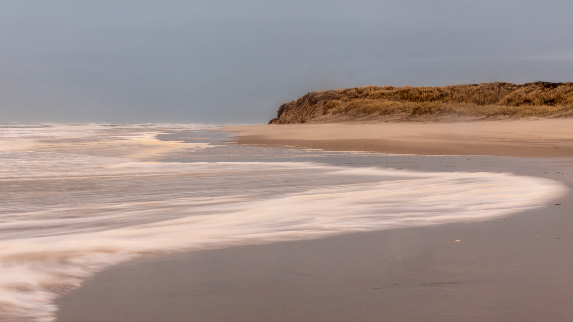 De zee komt ver het strand op ...