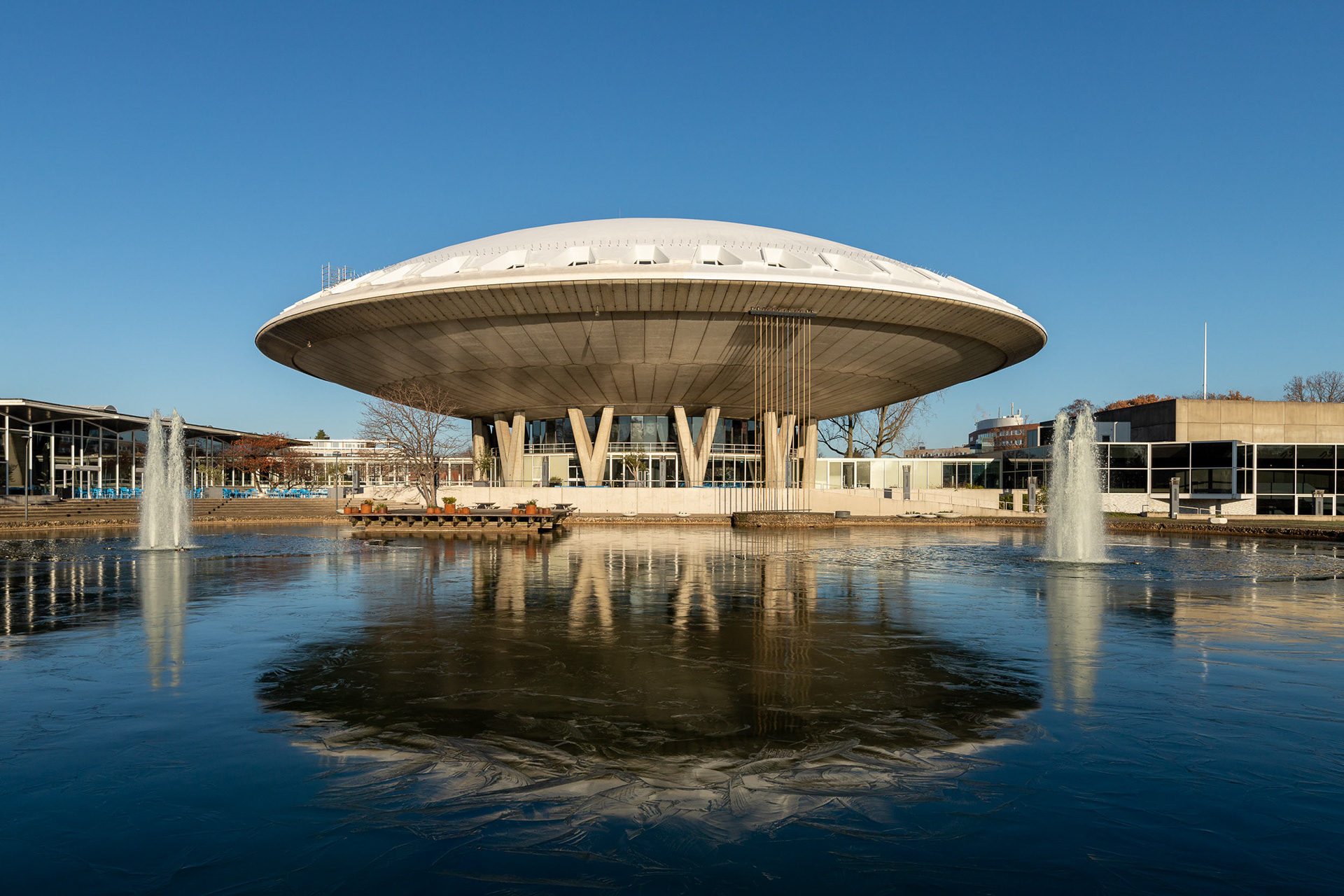 Evoluon achter een bevroren vijver