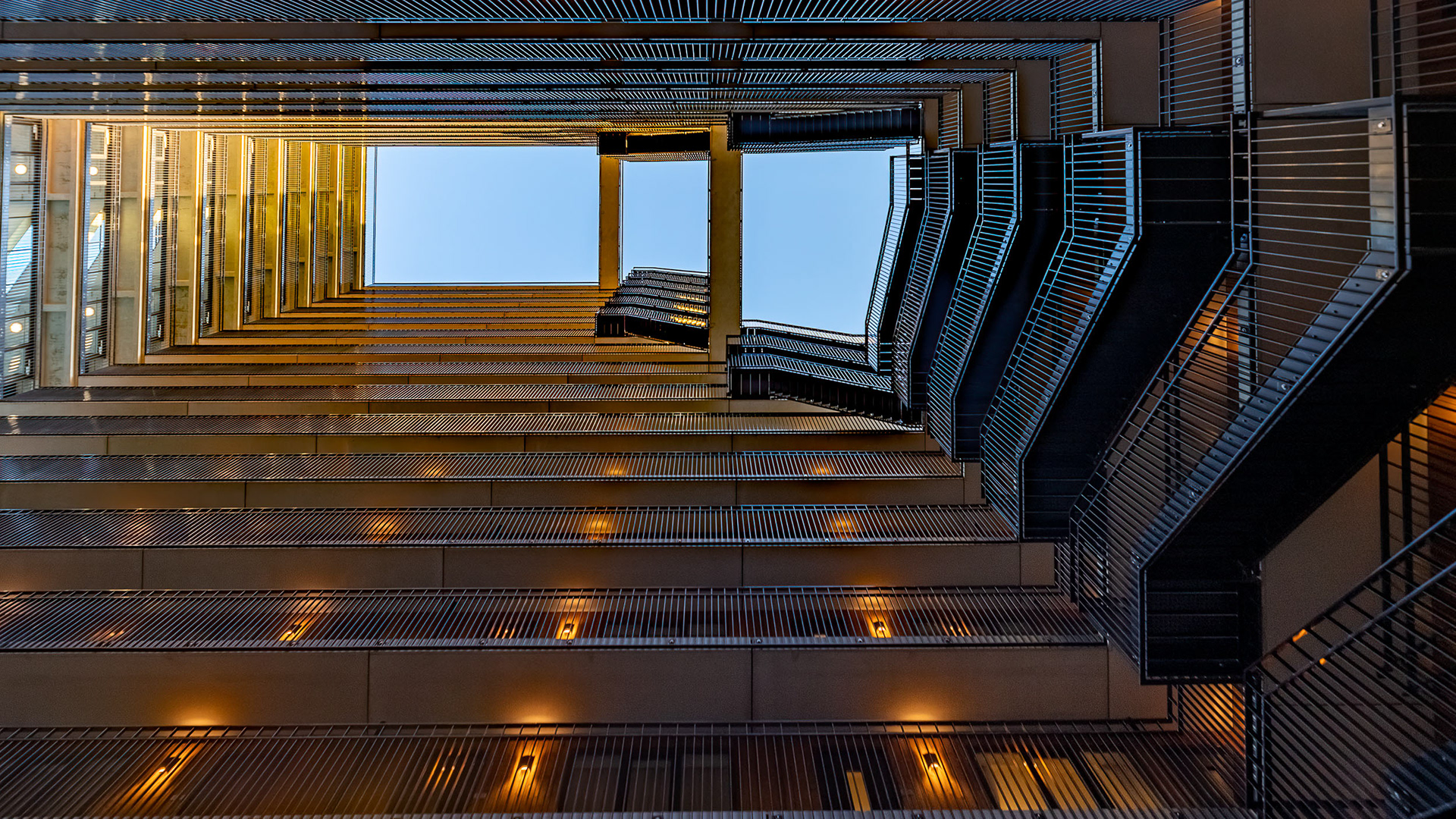 Het LUX-gebouw met zijn vele trappen