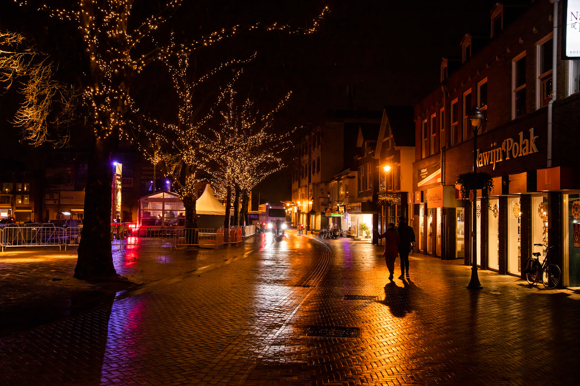Een natte straat voegt wel wat toe ...