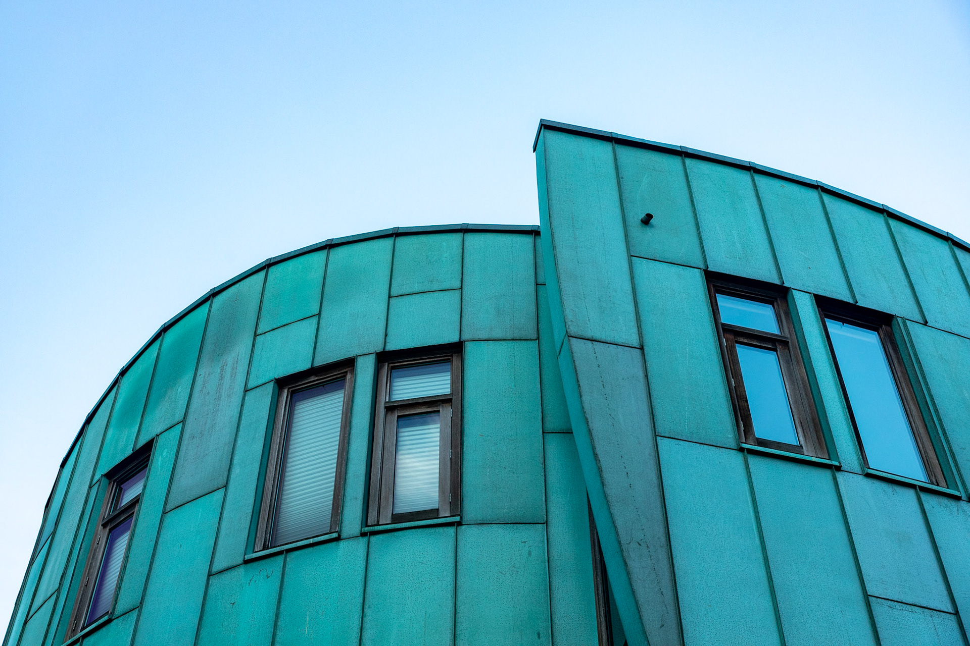 De moderne gevel van het stadhuis