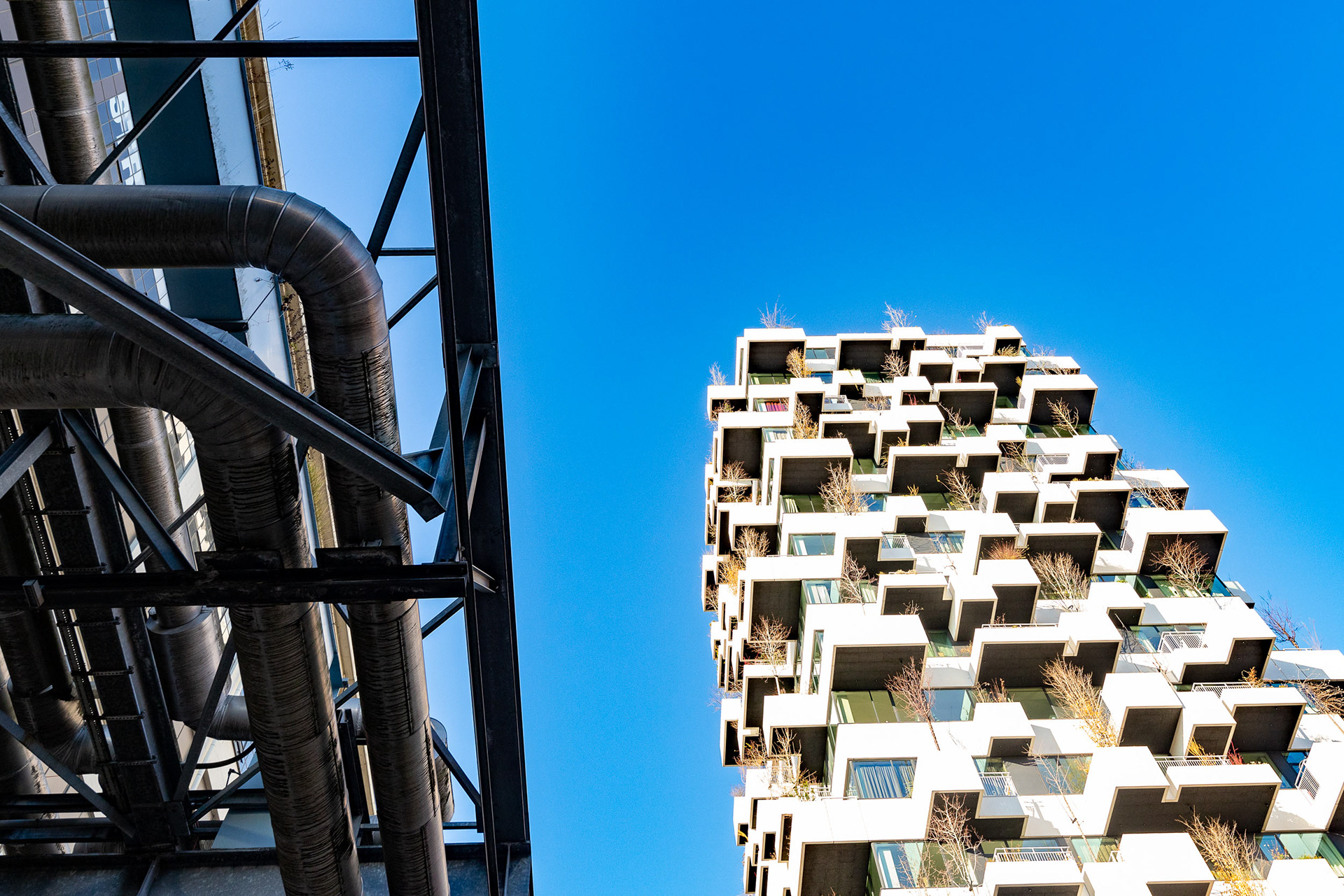 De TUDOR-toren (sociale woningbouw!) met daarnaast de "Leidingstraat", een netwerk van buizen en leidingen uit het industriële verleden.