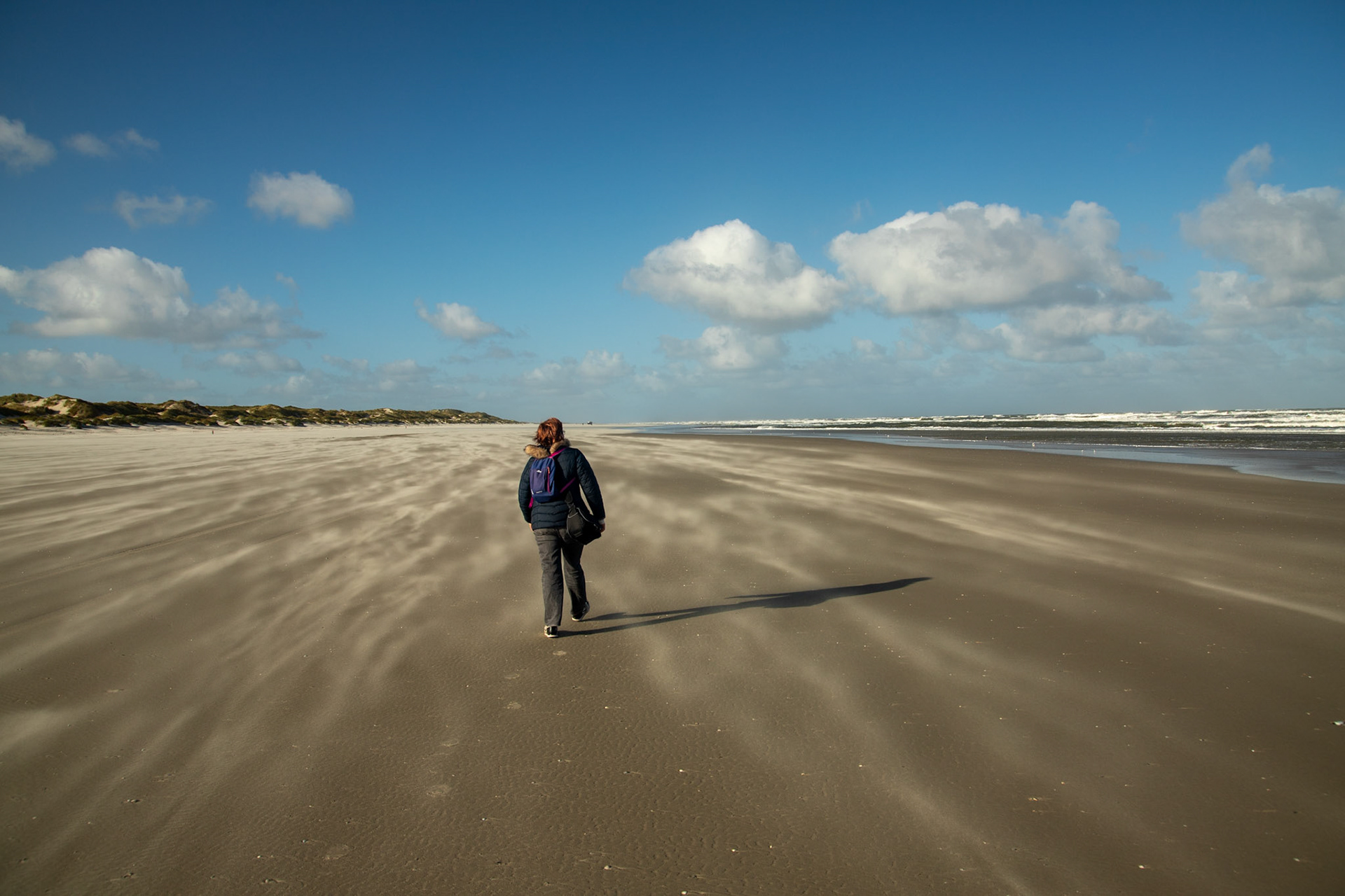 Veel wind op het brede strand