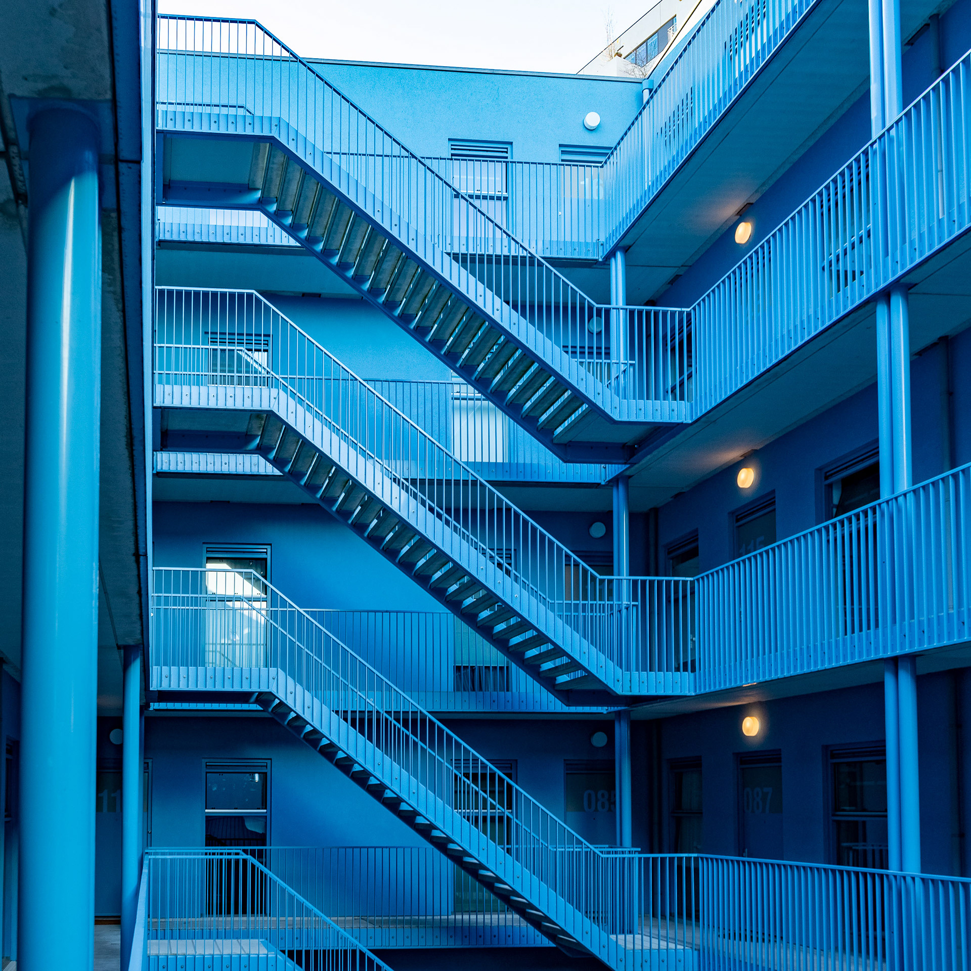 Het bekende blauwe trappenhuis van blok 61