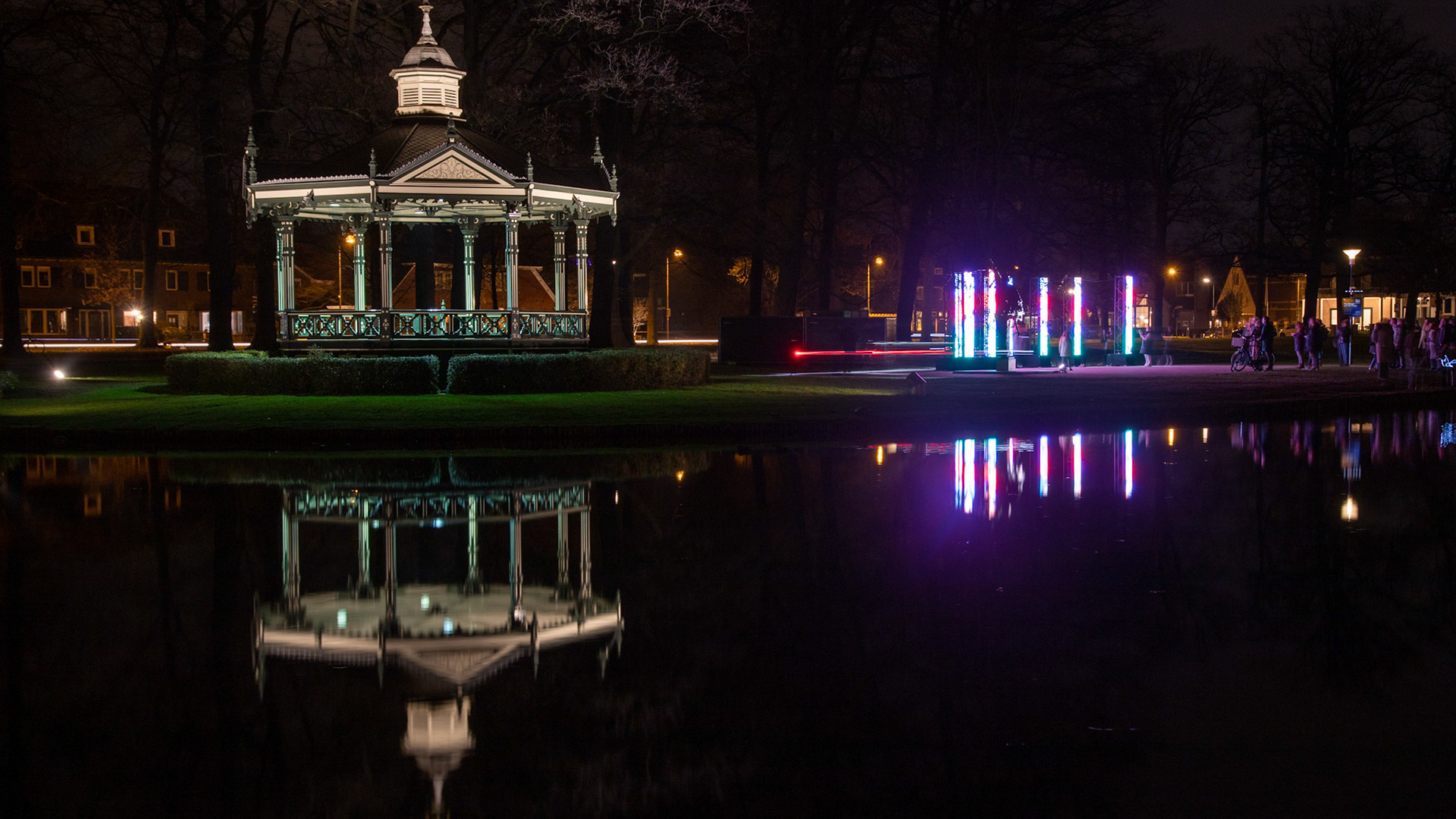 Lichtkunstwerk met muziektent en reflectie
