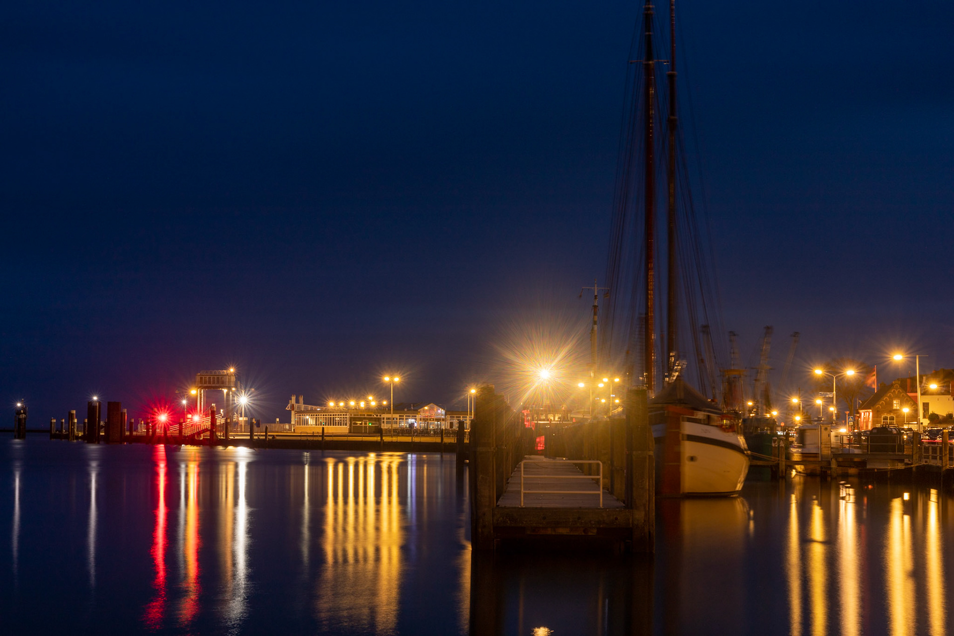 De haven bij avond