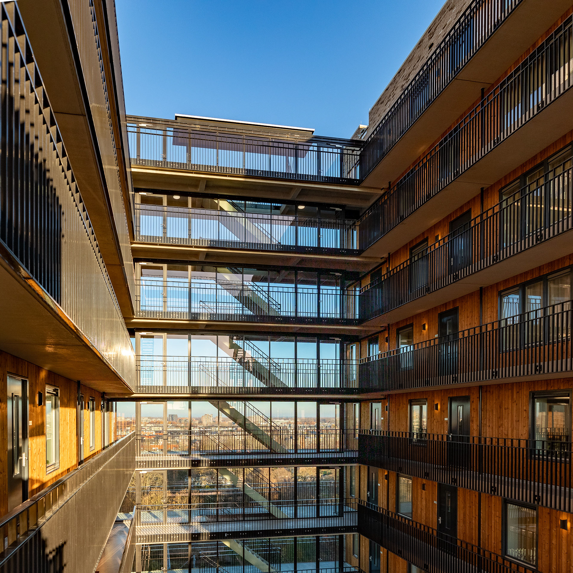 Het LUX-gebouw met zijn vele trappen