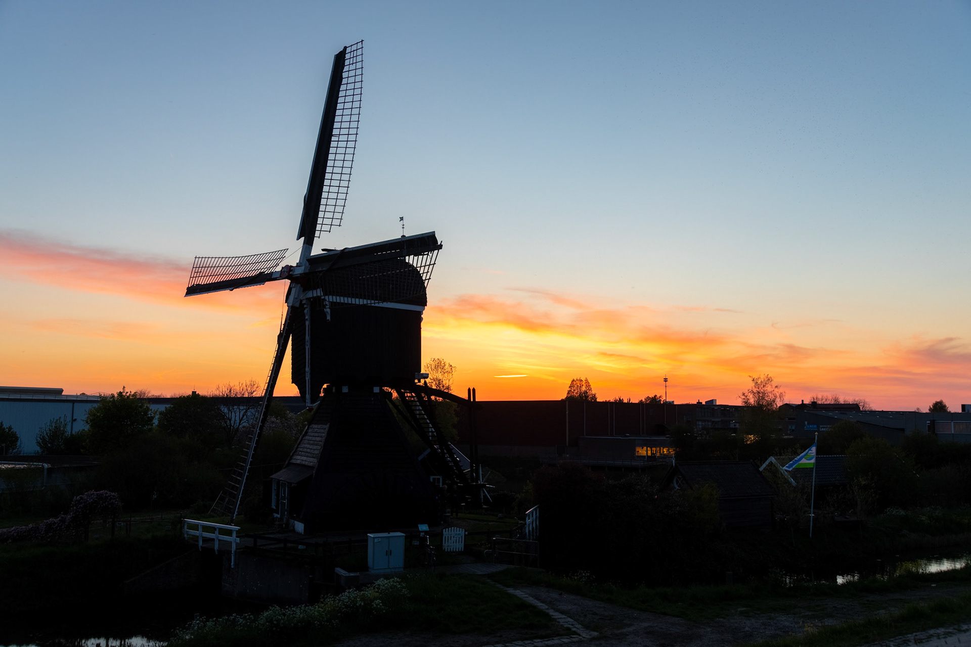 Mooie wolkenlucht achter de molen