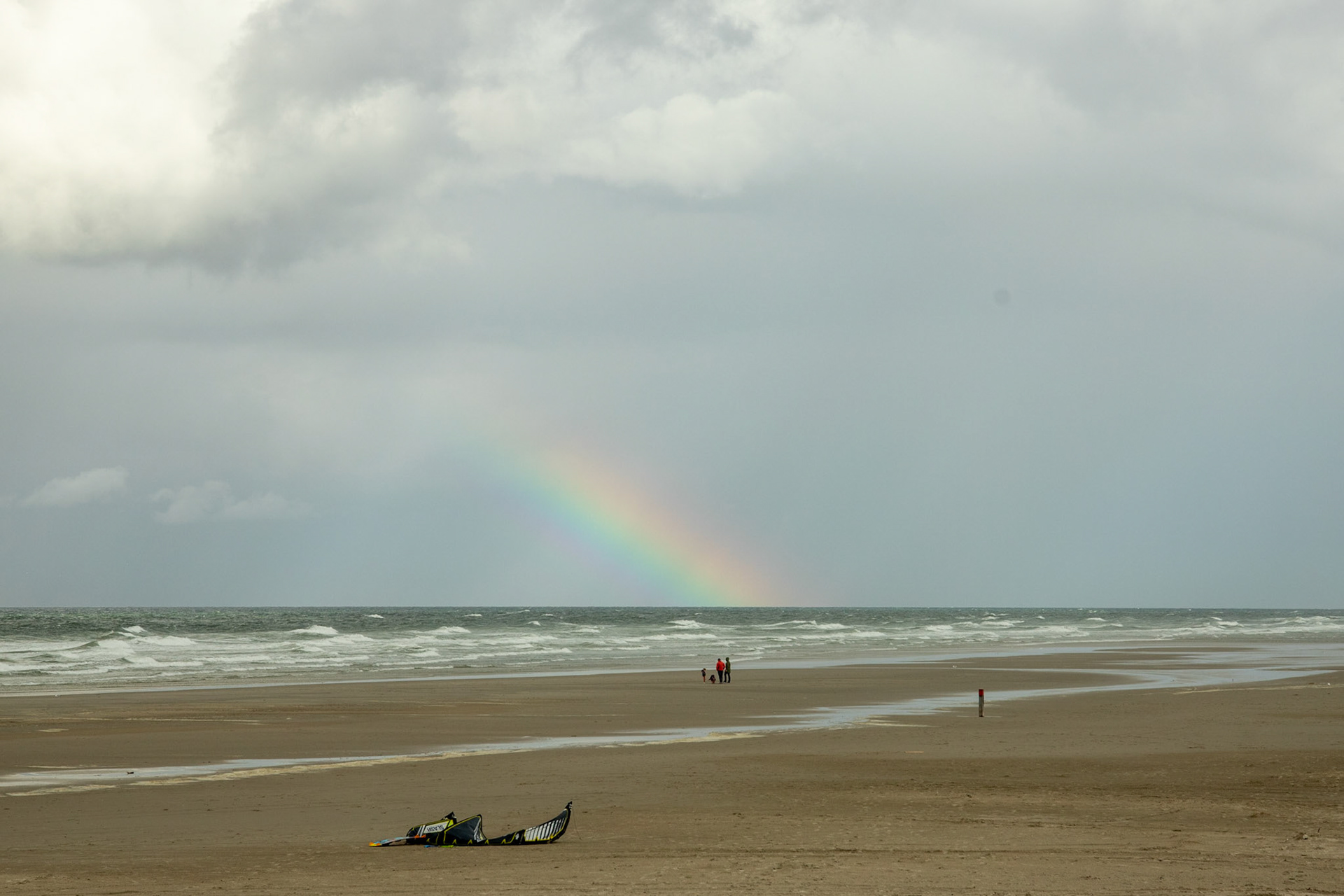 Een mooi stukje regenboog boven de zee