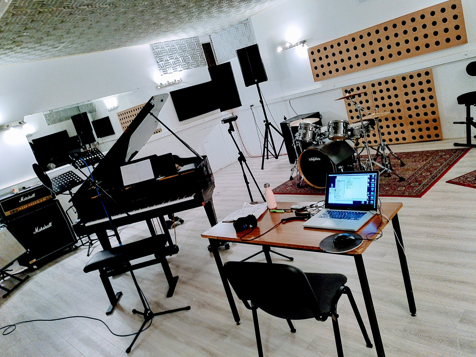 Séance d'enregistrement (piano, batterie et voix) en solo aux Studios Bleus, Paris