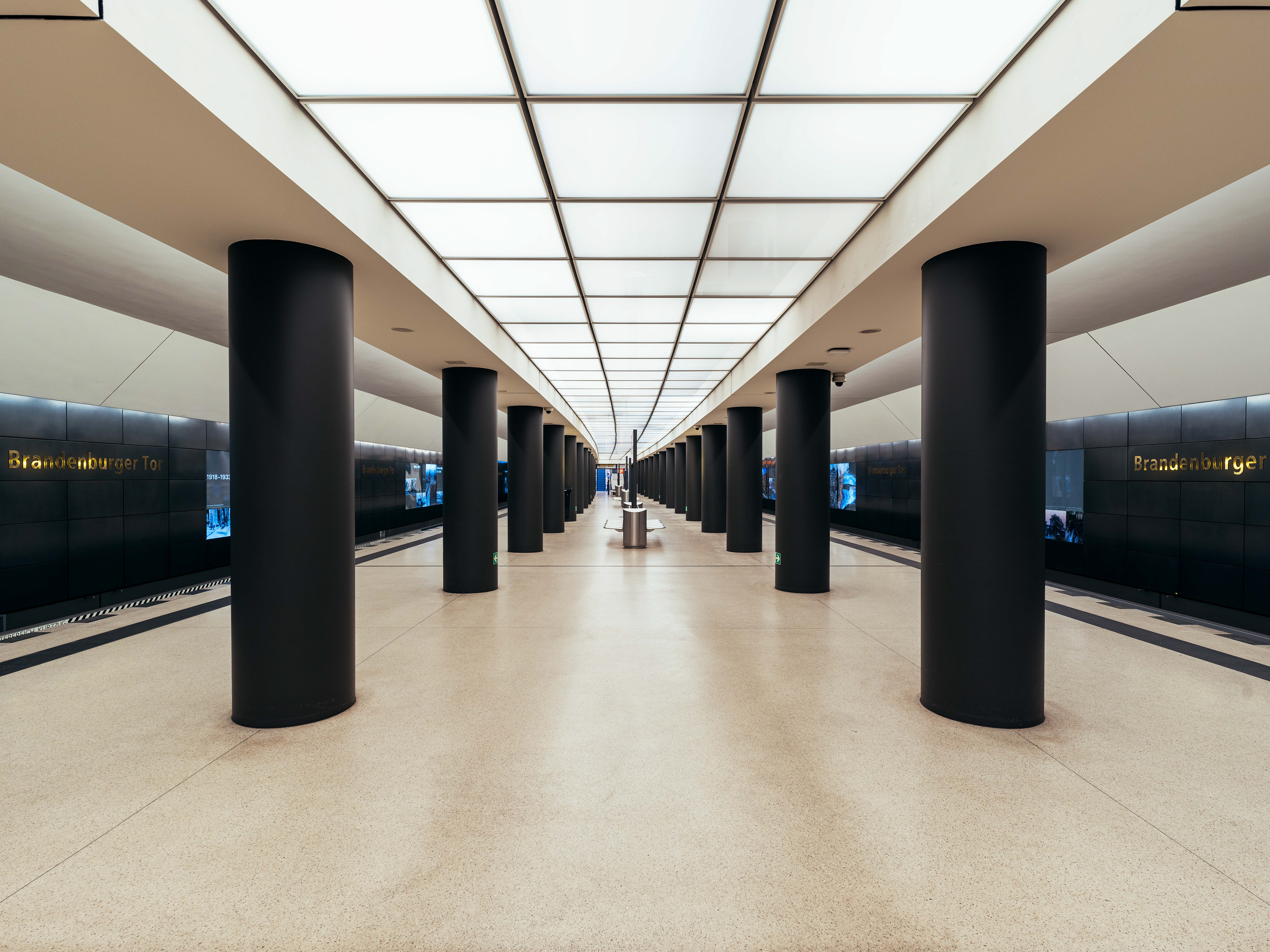 17 Brandenburger Tor U-Bahn-Station, Berlin 2021